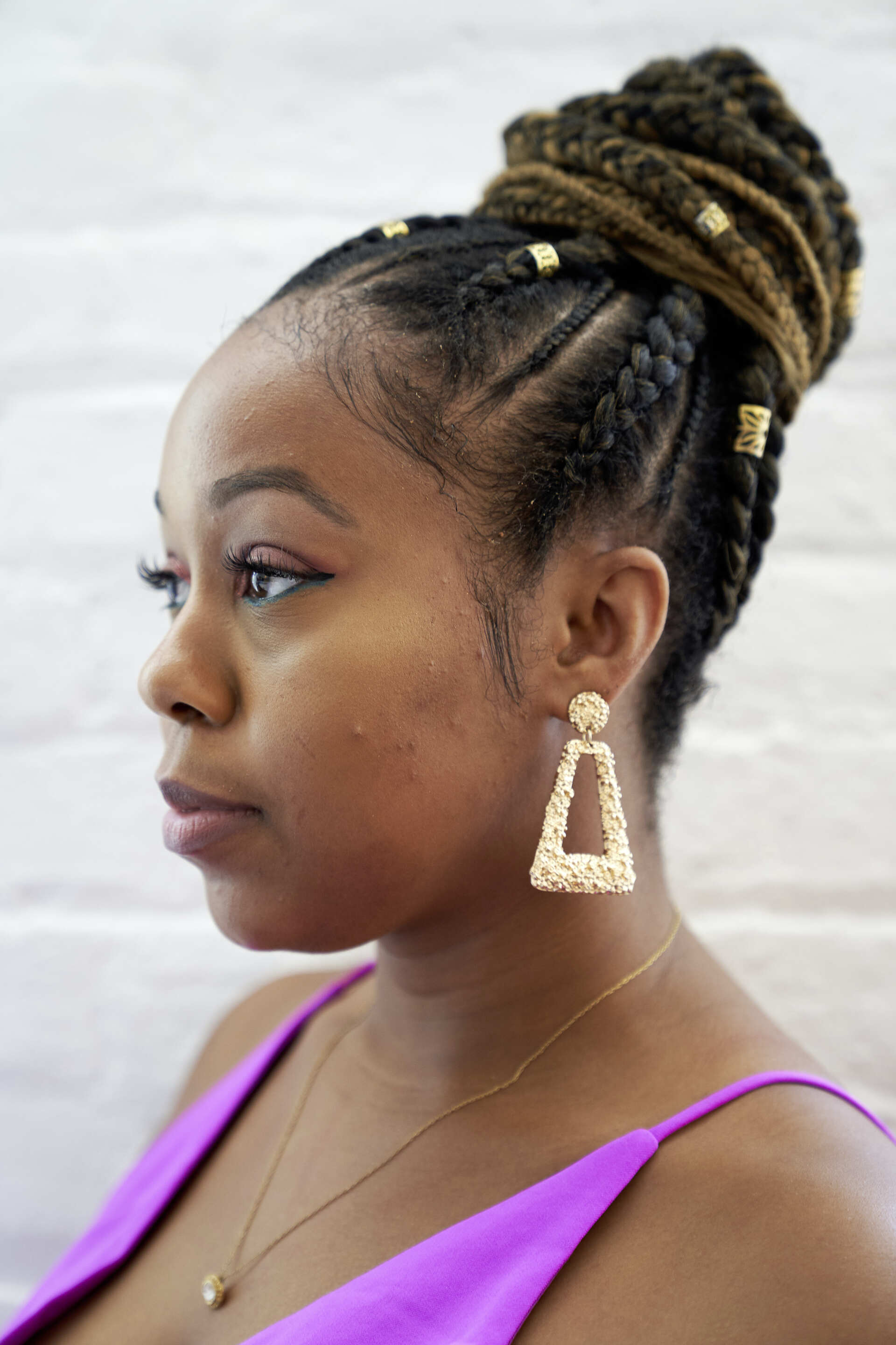 ถักเปียคอร์นโรลแล้วม้วนบัน (Credit: Shaquille Dunbar)