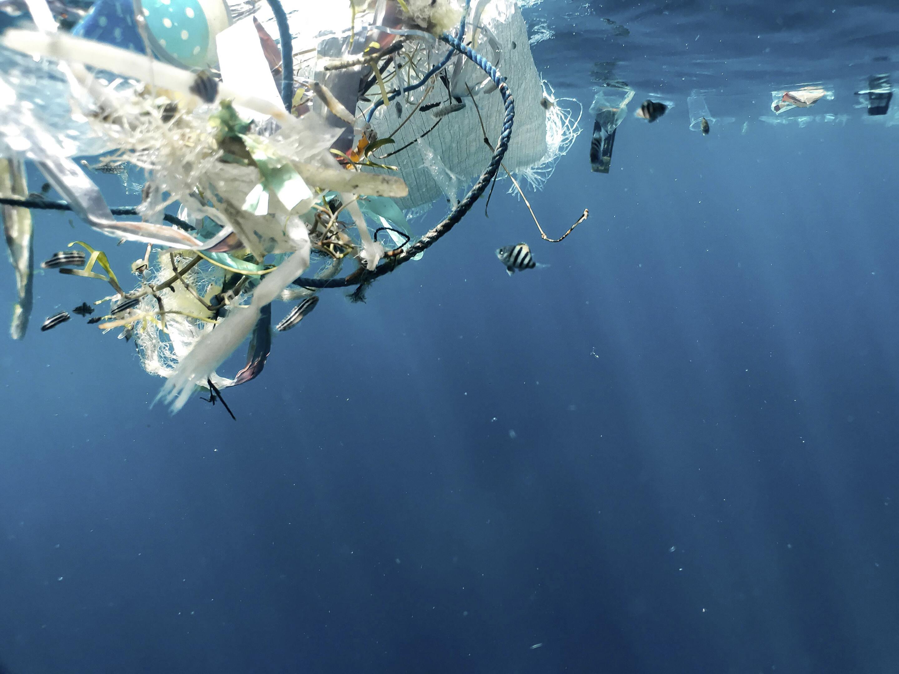 Redes de pesca e lixo submersos no oceano