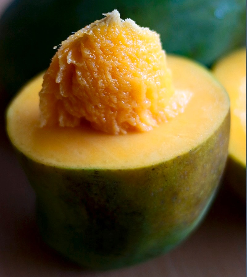 Jenis buah mangga alpukat dibelah dua dan bijinya seperti buah alpukat
