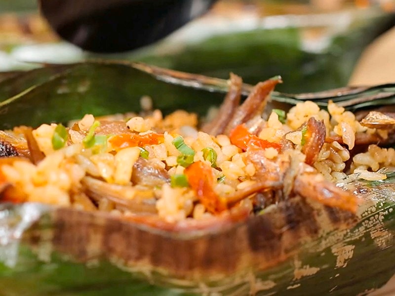 Foto close up nasi bakar rendang