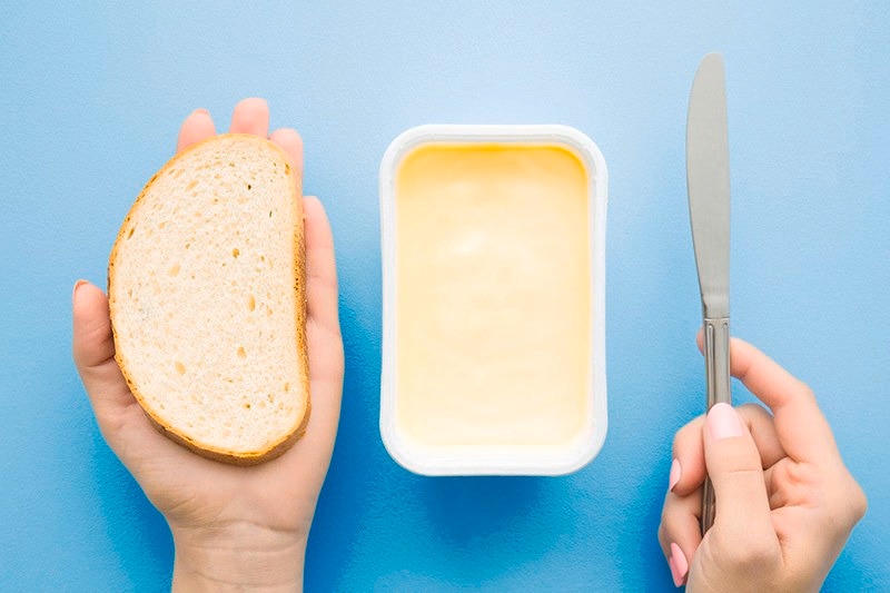 Margarin biasa disajikan dalam kotak kemasan sehingga terlihat beda mentega dan margarin.