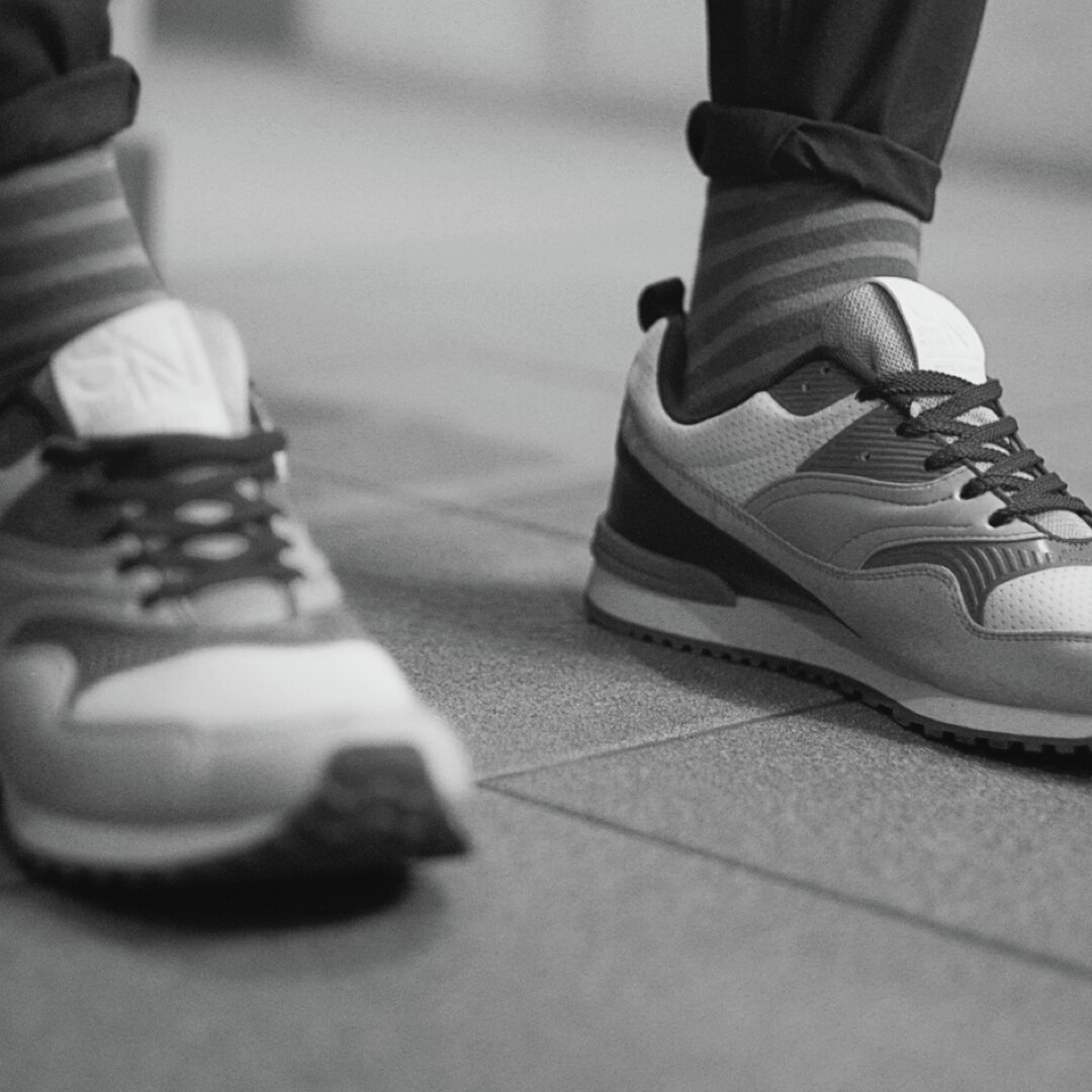 Snygga sneakers och randiga strumpor