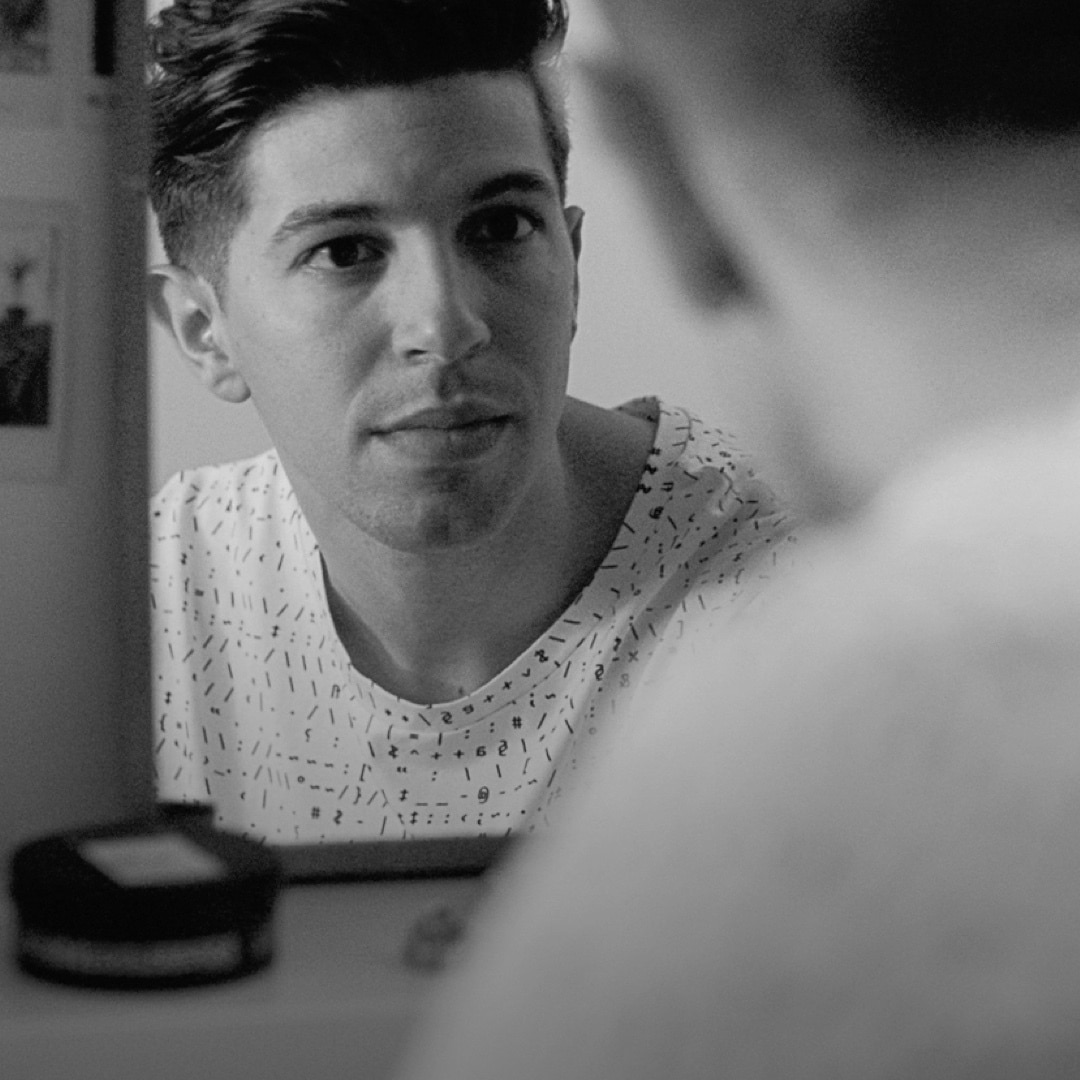 Homme au dégradé intermédiaire se regardant dans un miroir.