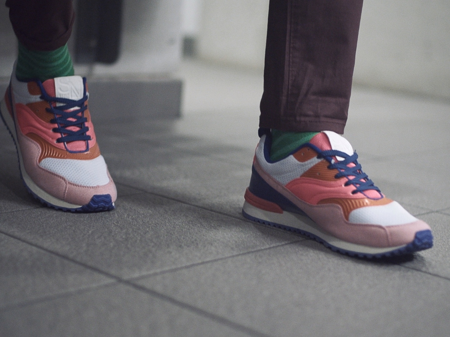 Un homme porte des chaussures d'entraînement colorées.