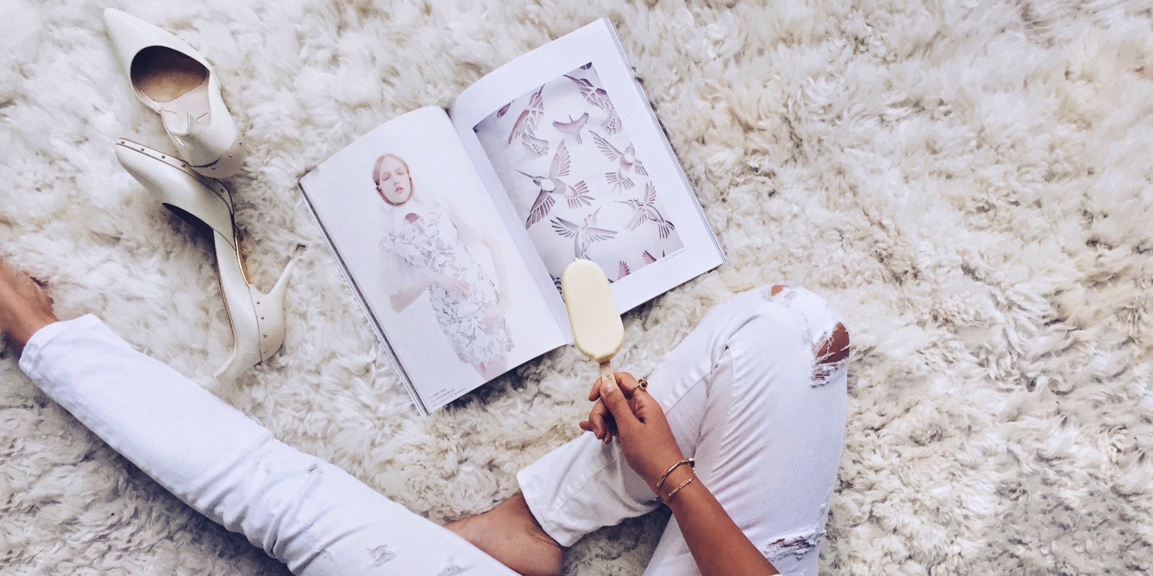  รูปหญิงสาวนั่งถือไอศกรีมแม็กนั่ม ไวท์ อัลมอนด์ และหน้านิตยสาร Text