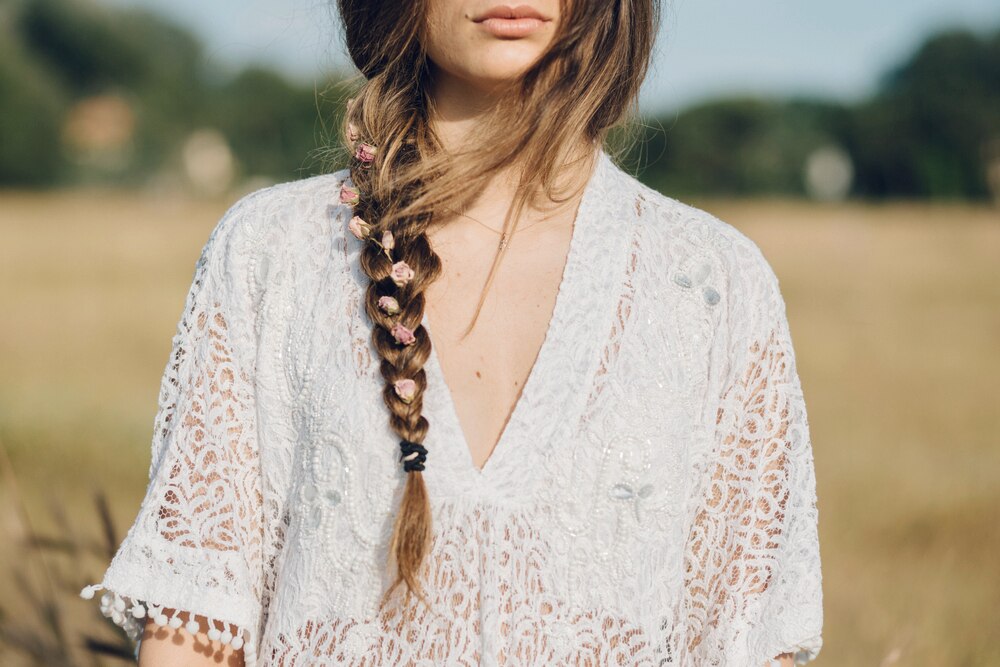 Berikan bunga untuk rambut kepangmu. (Foto: Shutterstock)