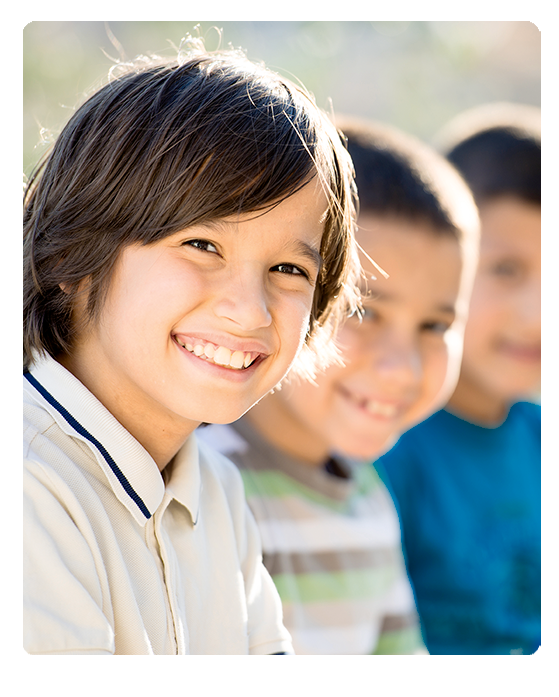 Niños sonriendo en la escuela
