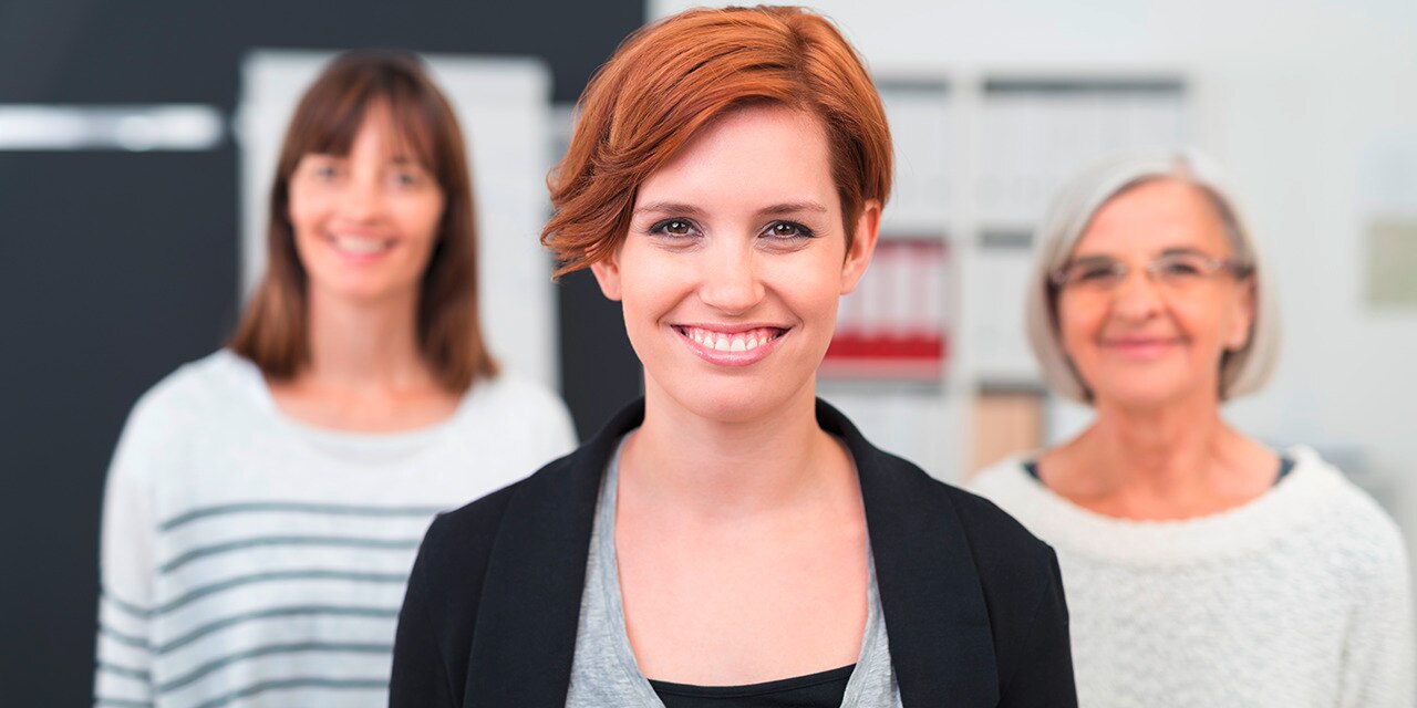 Trois femmes qui sourient