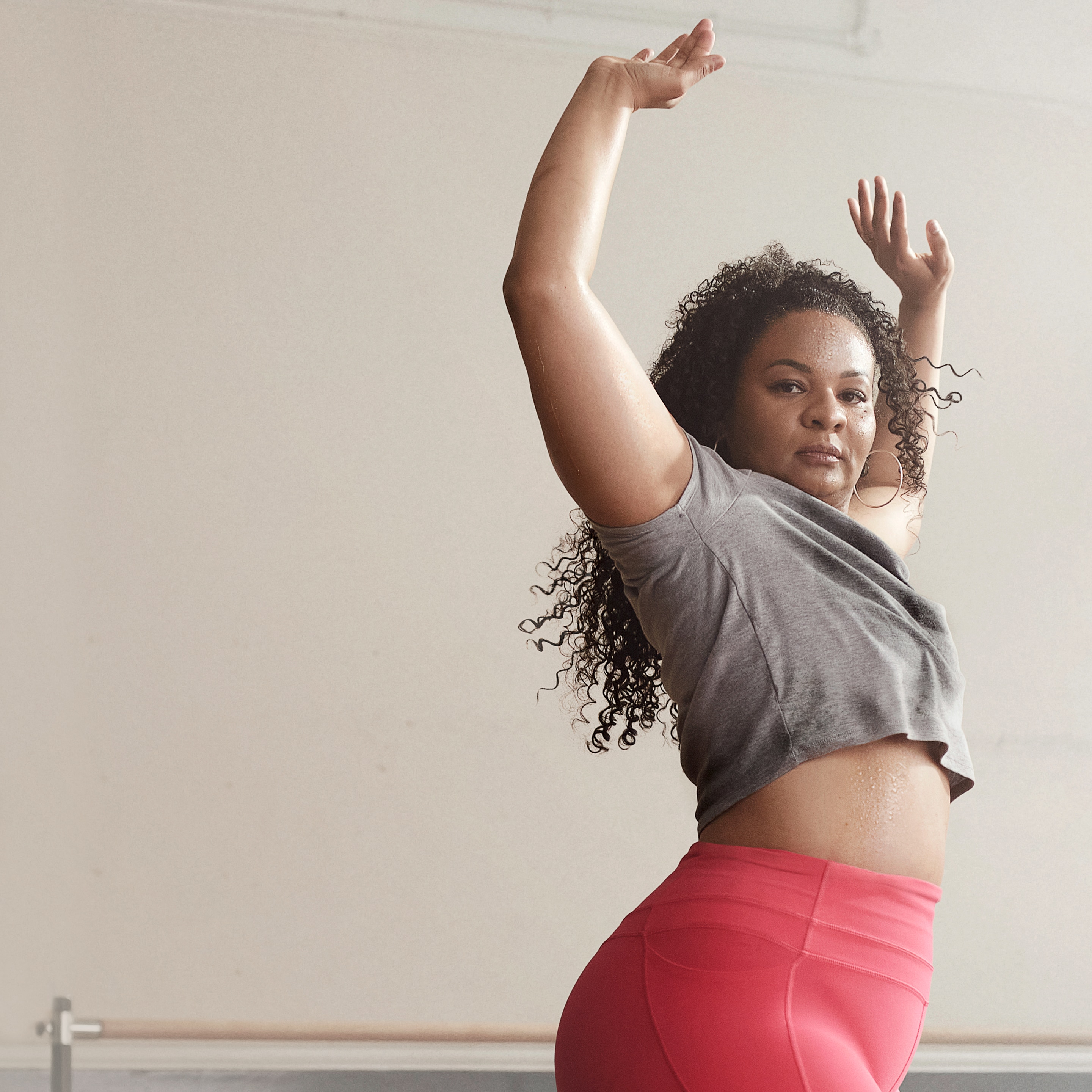 Mujer haciendo ejercicio con brazos arriba