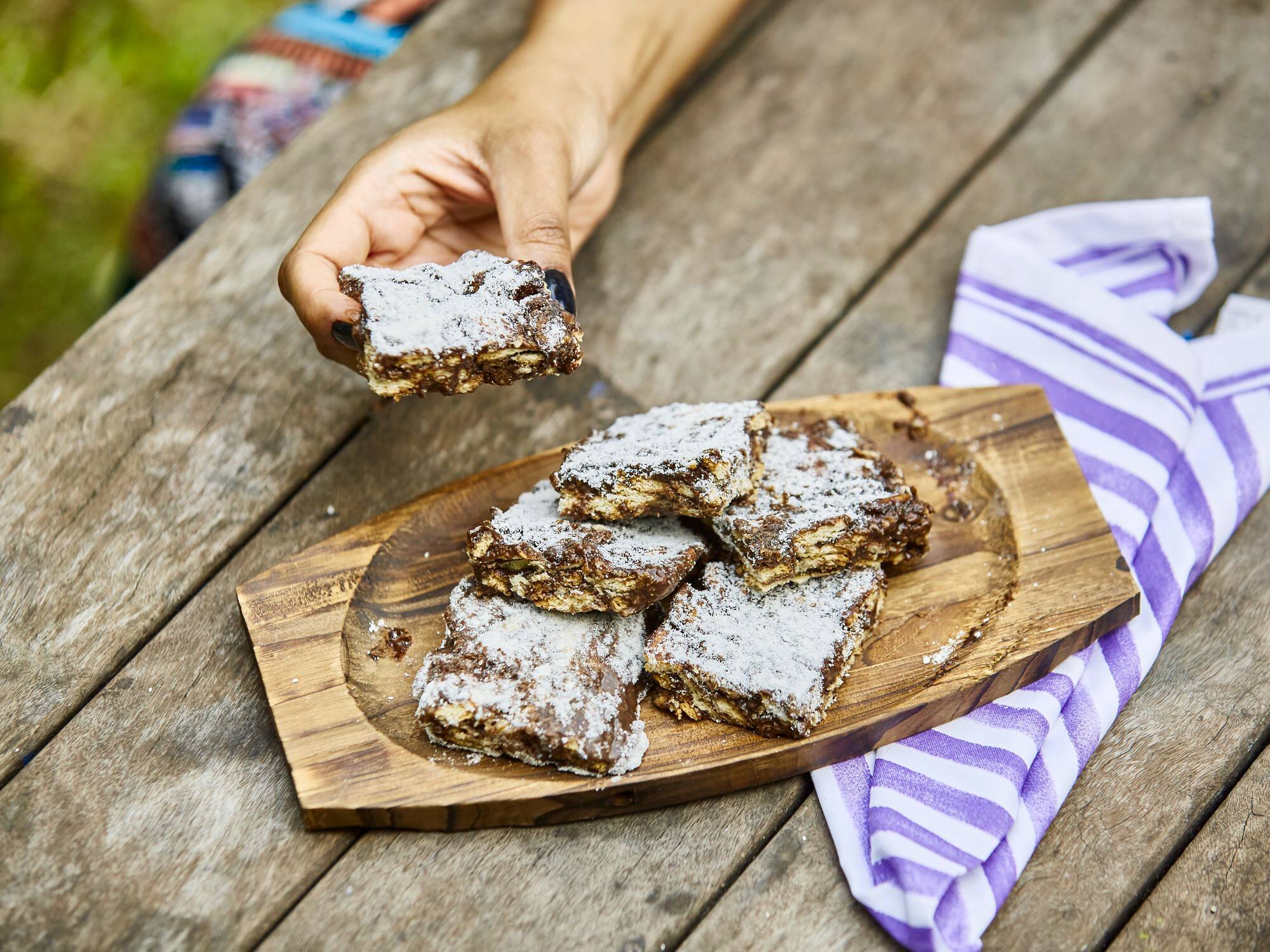bowl de abacate com frutas e granola