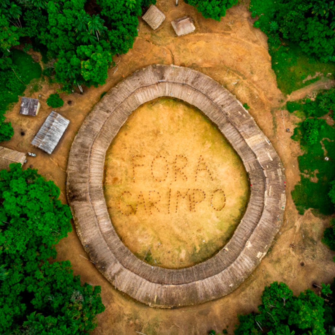 pessoa segurando o cupuaçu