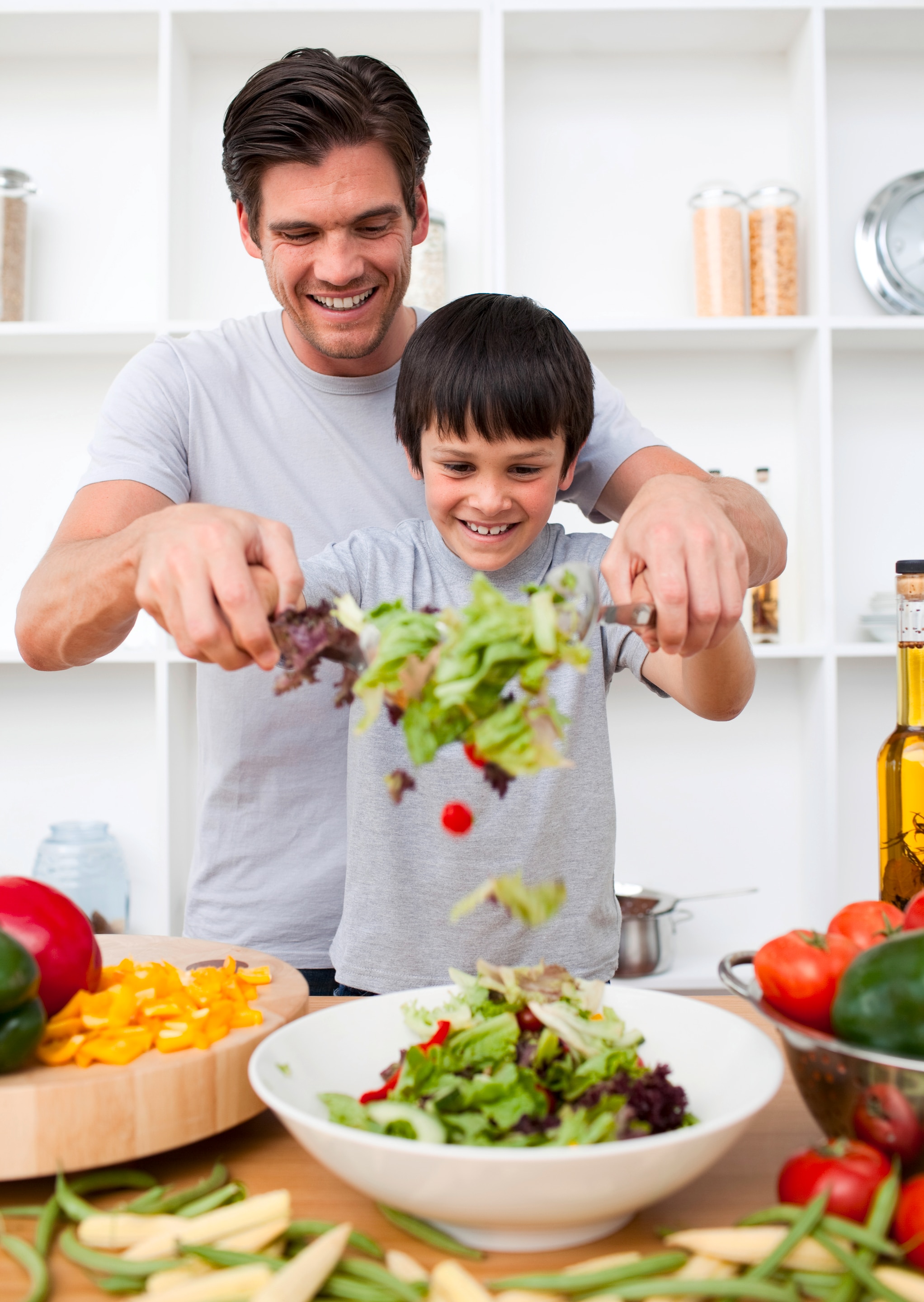 Un niño mezclando ensalada de vegetales
