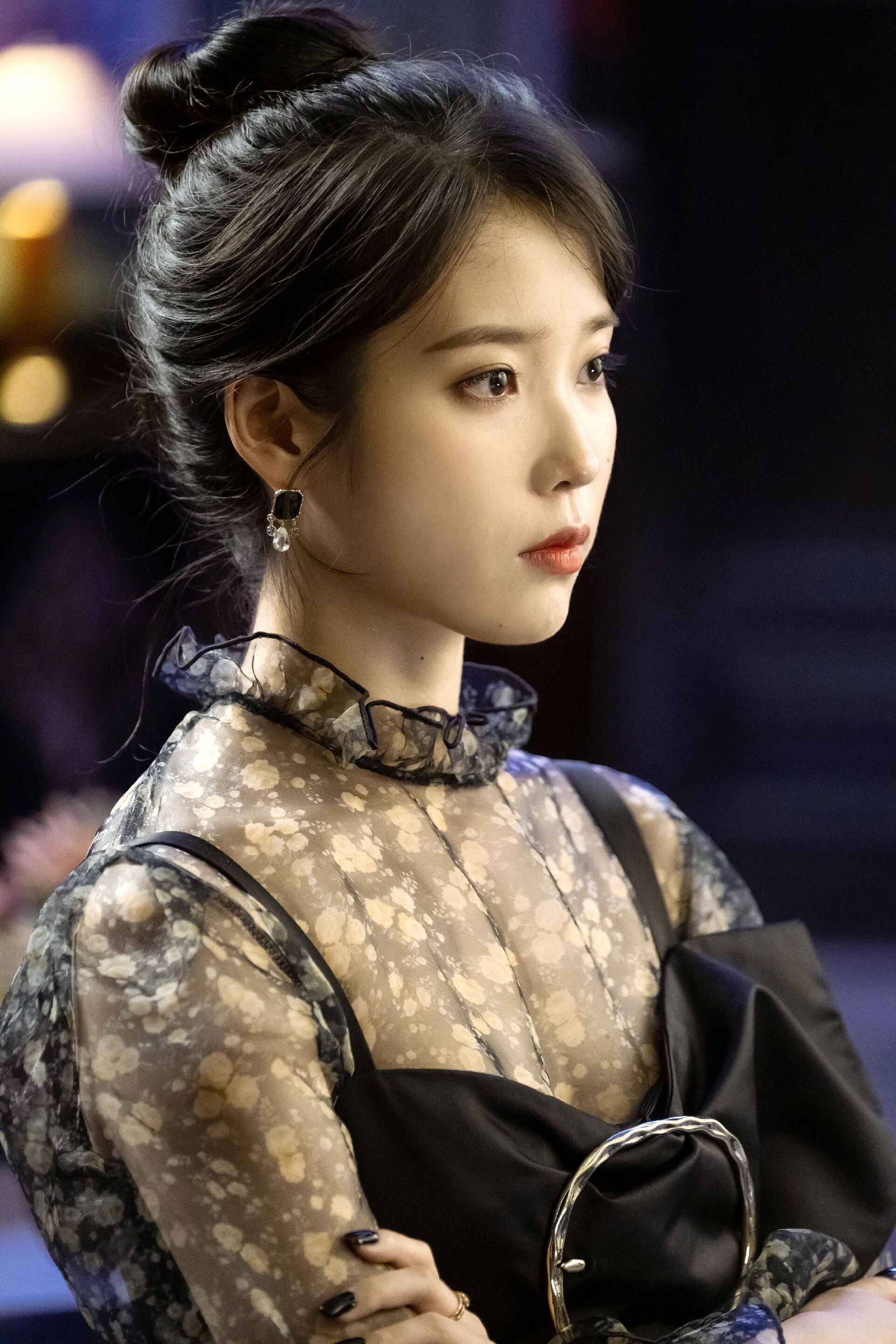 Jang Man Wol selalu tampil cantik dengan rambut panjangnya yang menawan. Setuju? (Foto: tvN - Hotel Del Luna)