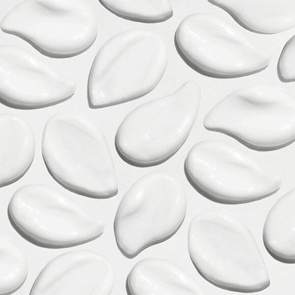 Utilice un emoliente suave elaborado para pieles atópicas y propensas al eczema. 