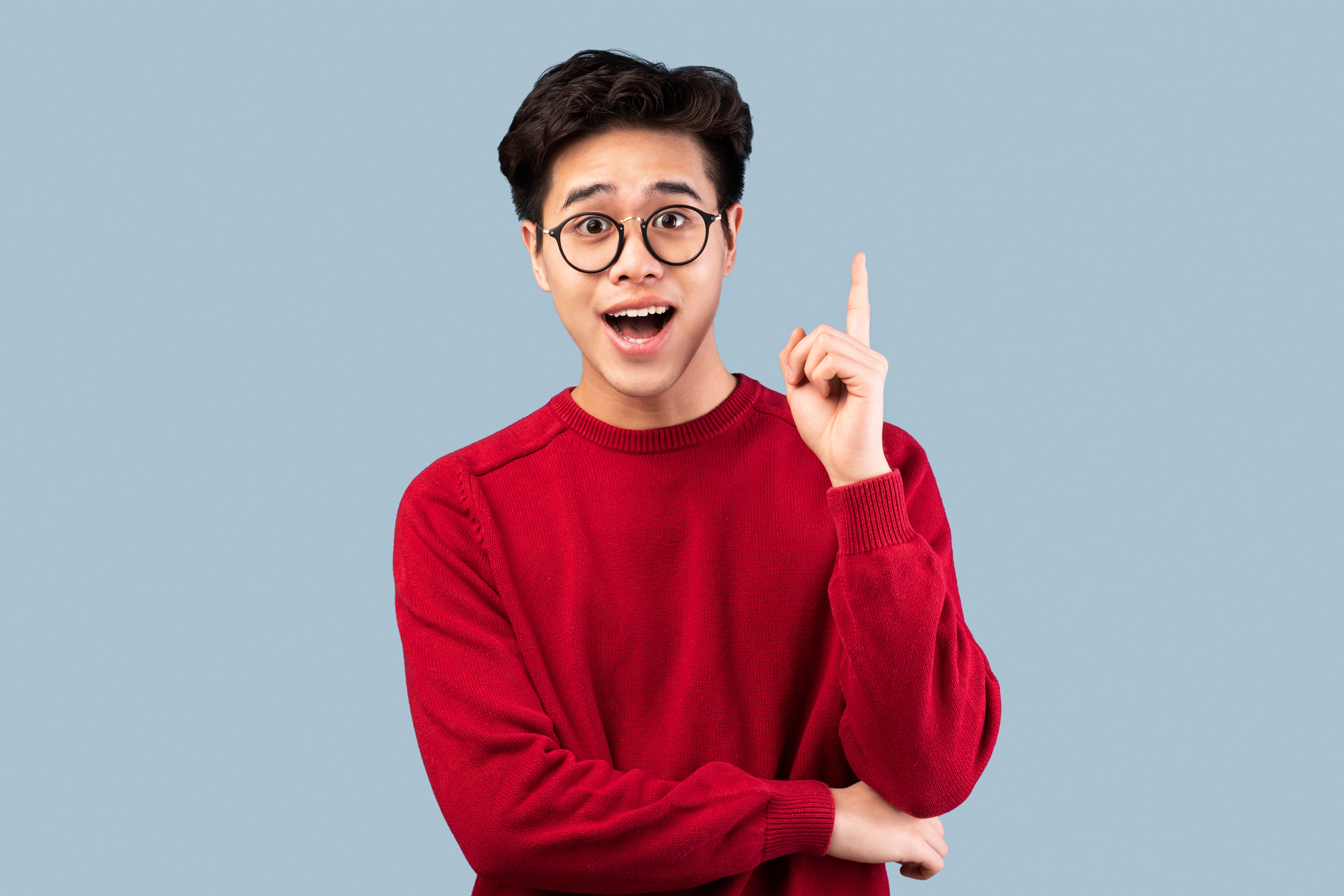 seorang pria dengan baju warna merah menaikkan telunjuk mendapat ide