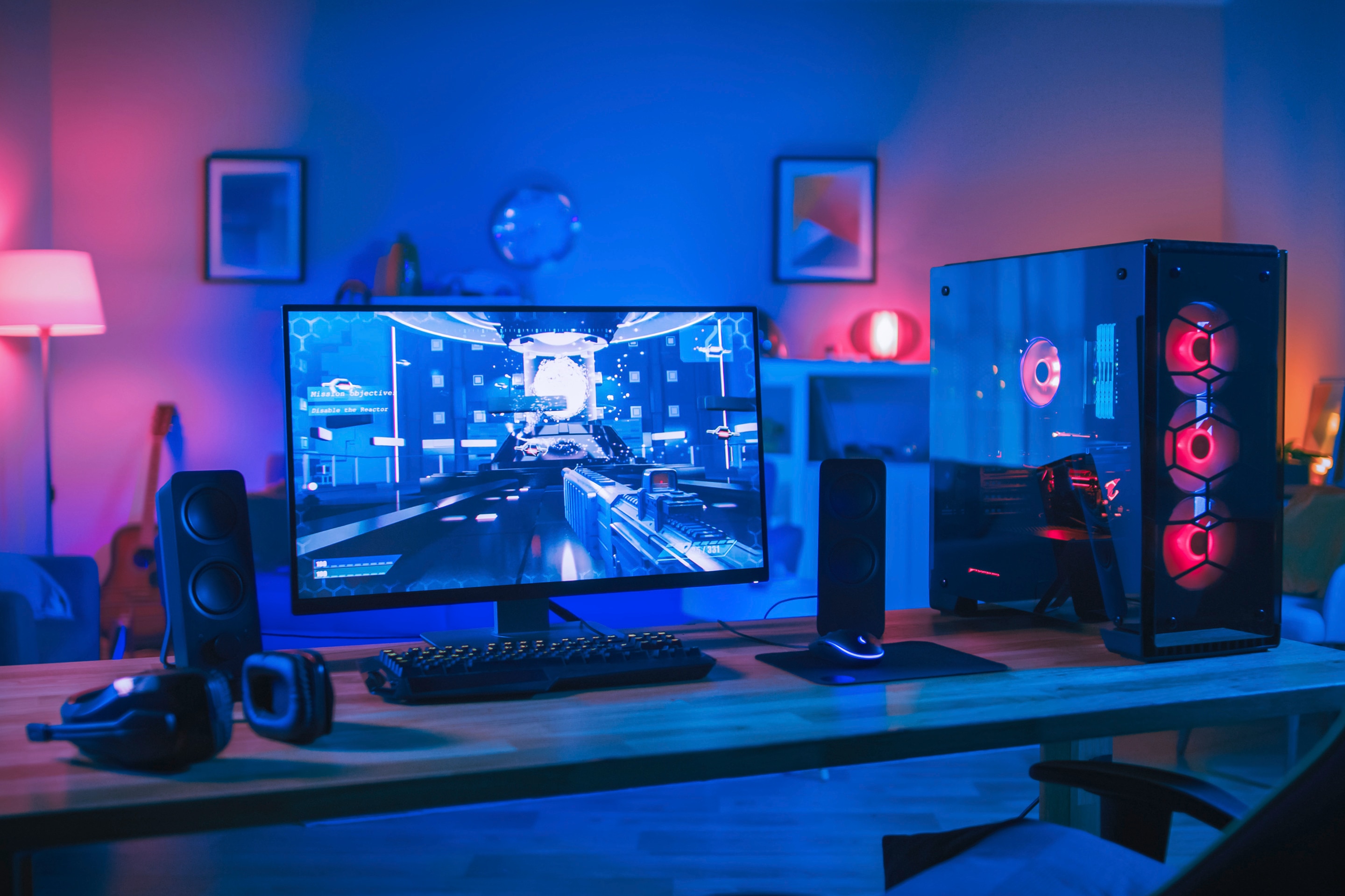 setup perlengkapan gaming PC di sebuah kamar