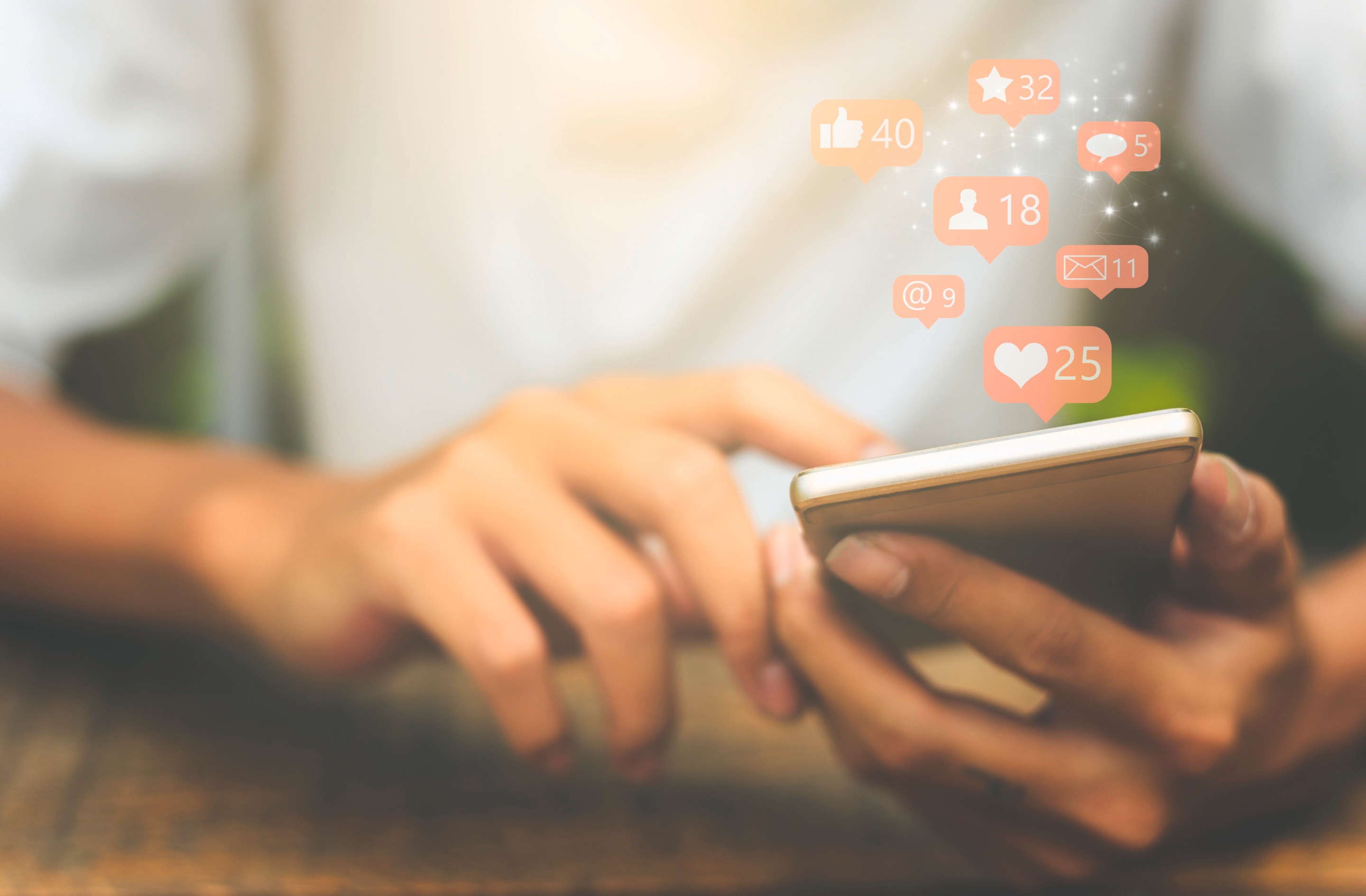 handphone yang bertabur jumlah likes