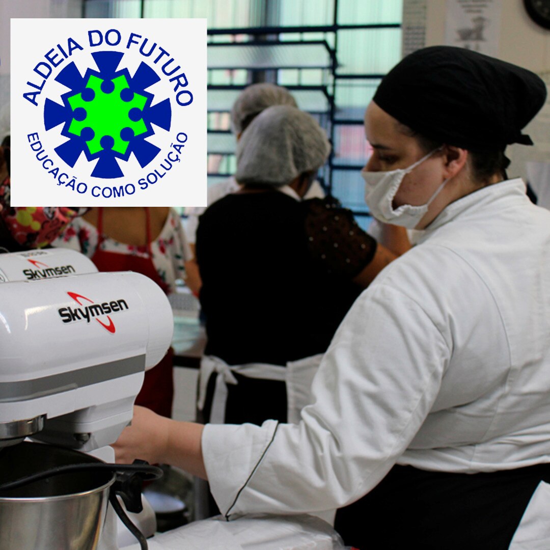 foto de uma cozinhira e a logo da organização aldeia do futuro