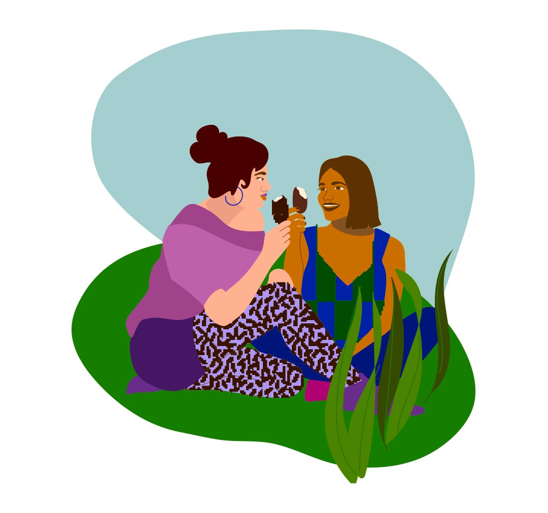 Ilustración de dos mujeres sentadas en el césped disfrutando de un helado Magnum