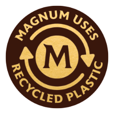 Pyöreä logo, jossa lukee: Magnum käyttää kierrätettyä muovia Text