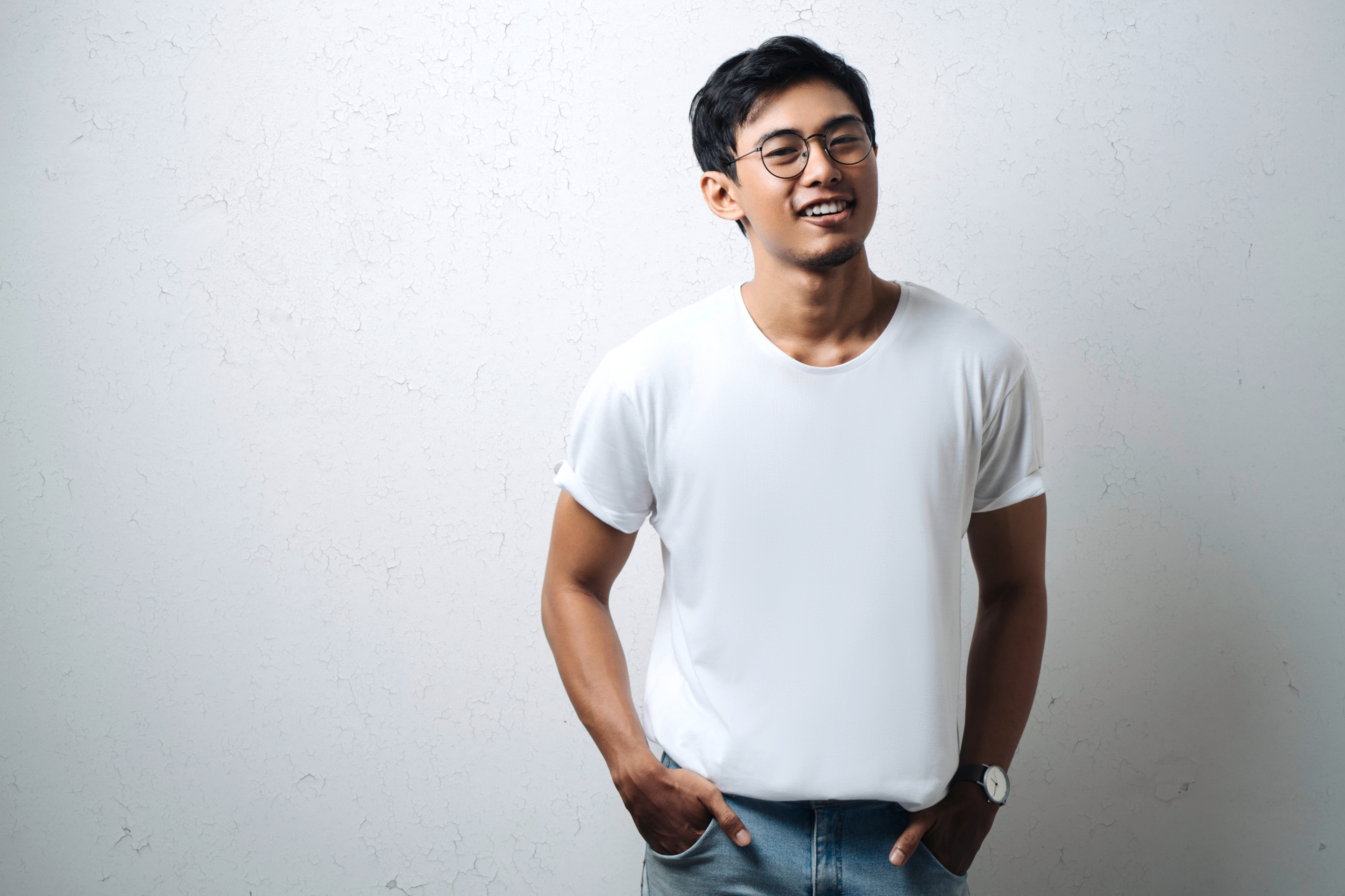 pria asia berkacamata dengan baju putih