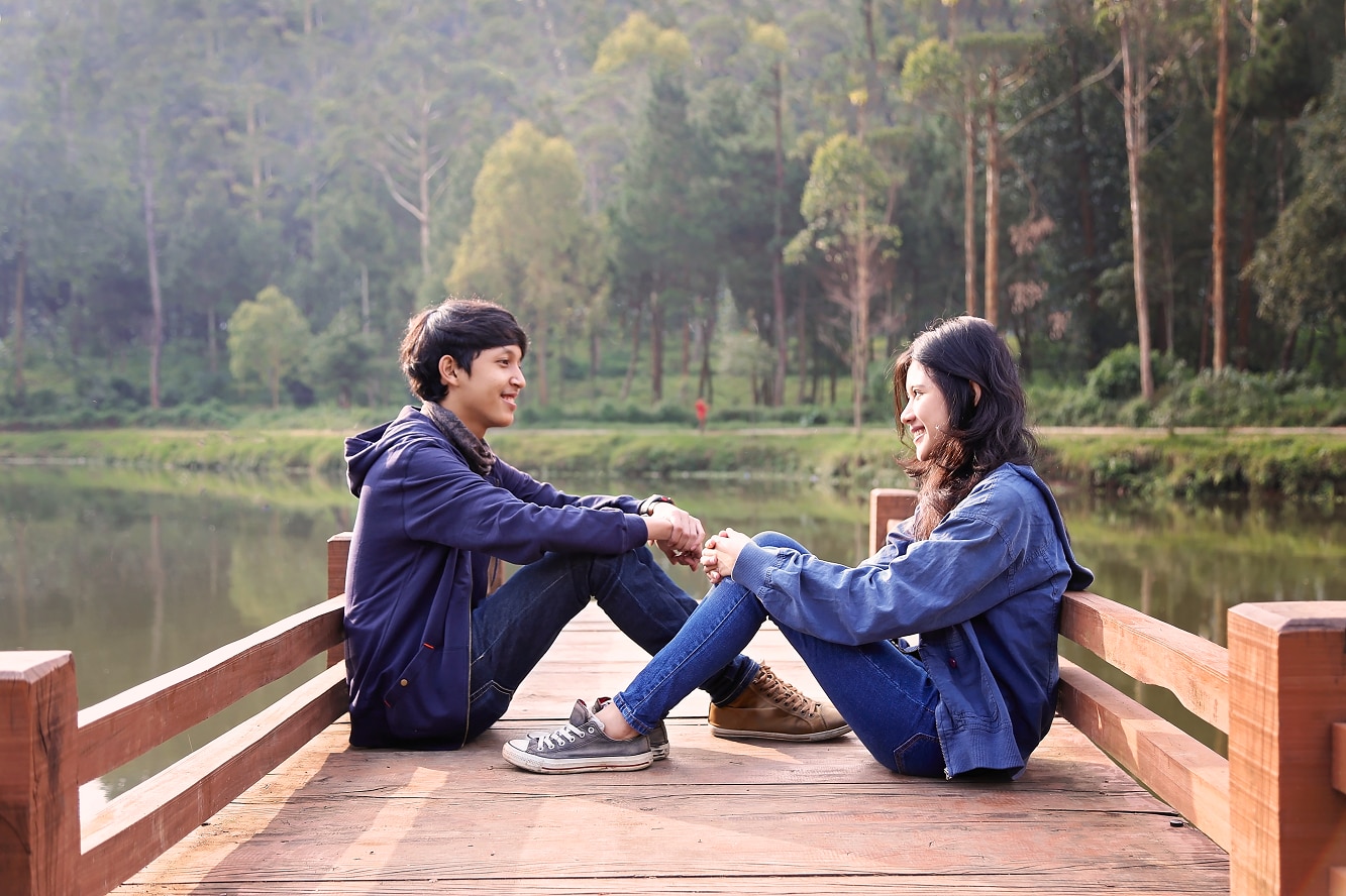 pria asia sedang menyiapkan kata-kata untuk nembak pacar wanita