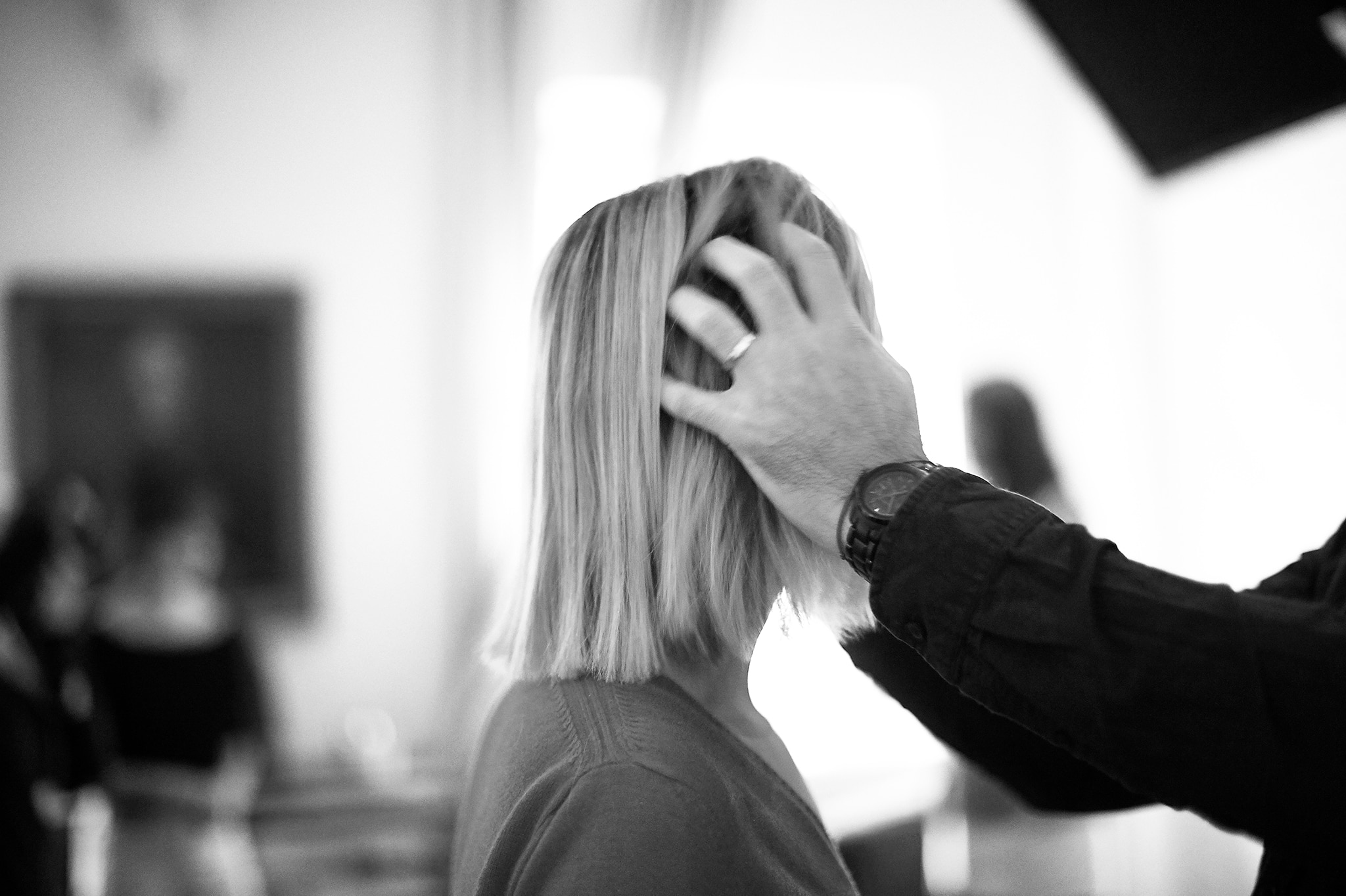 A estilista Misha Nonoo com seu cabelo sendo preparado por um cabeleireiro 