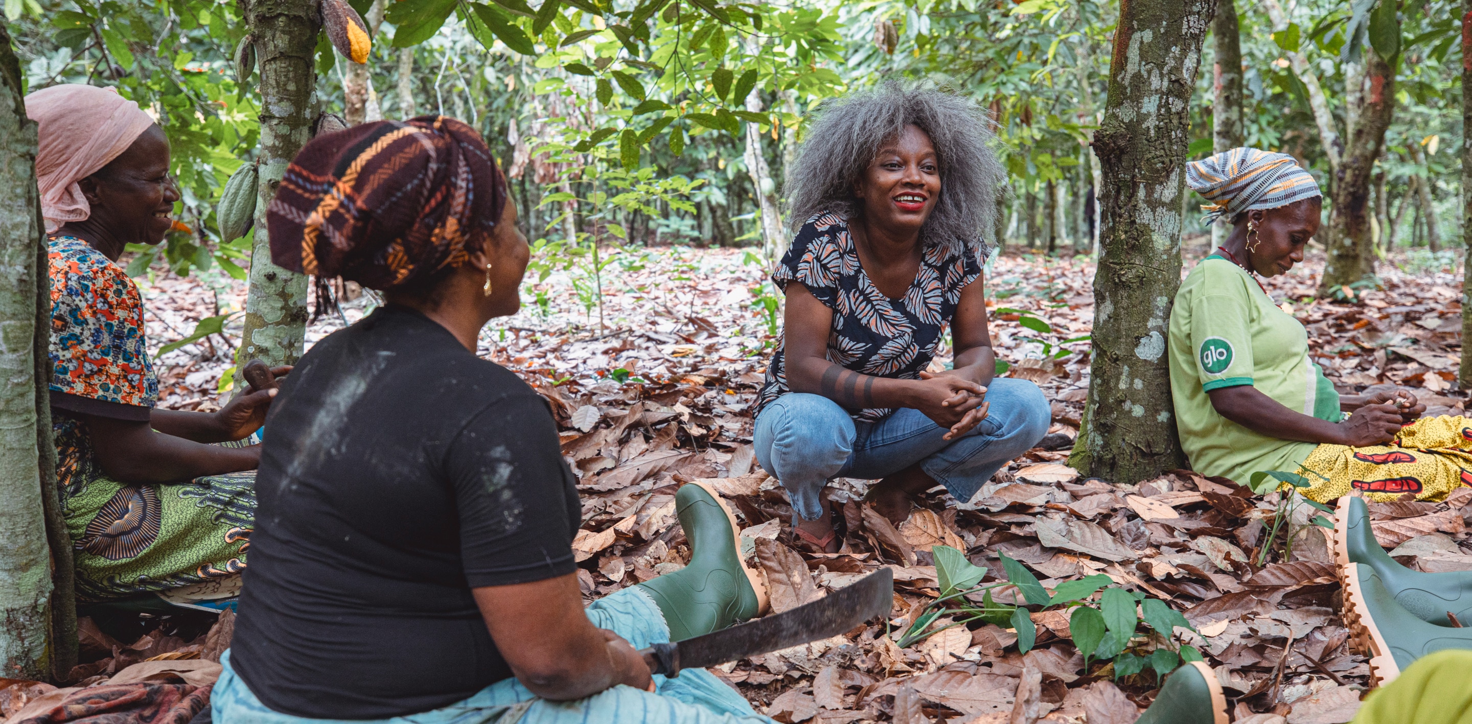 La stilista africana Rebecca Zoro in una fattoria di cacao con le donne della comunità agricola