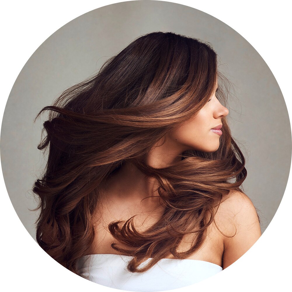 Mulher de cabelo castanho escuro