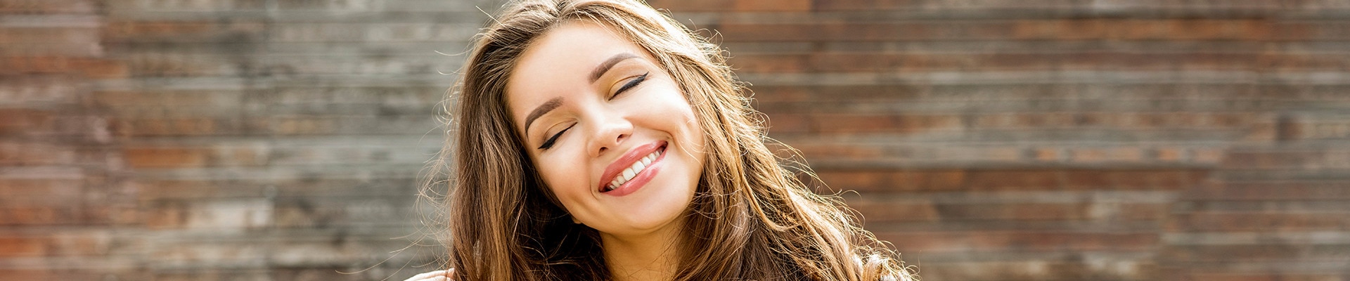 Garota morena com cabelo curto