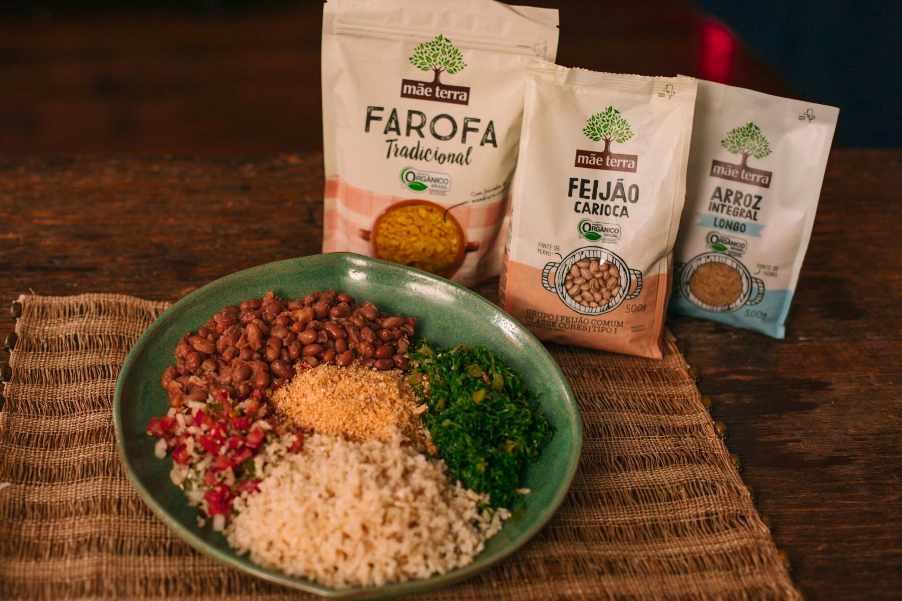 prato com farofa integral, feijão carioca e arroz longo Mãe Terra