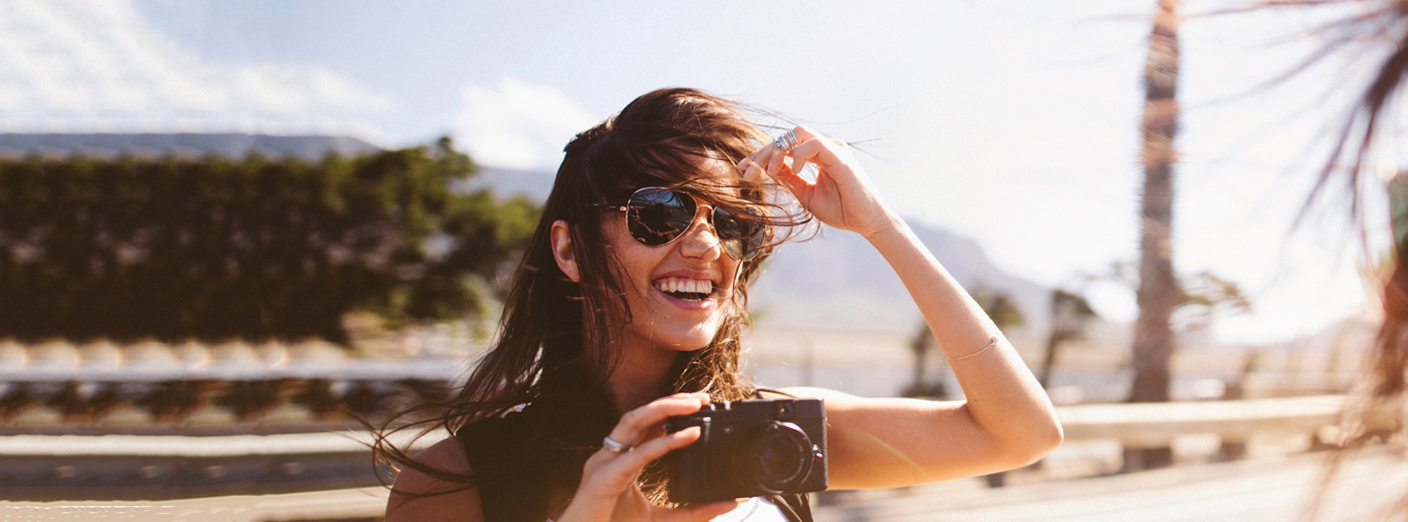 Una mujer con cabello liso sonriendo para la página de la línea de productos Hidratación Ligera de Sedal