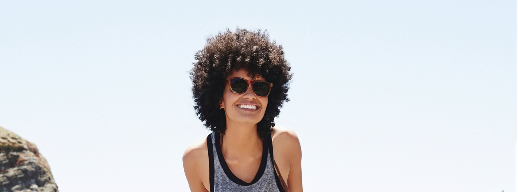 Modelo com cabelo cacheado