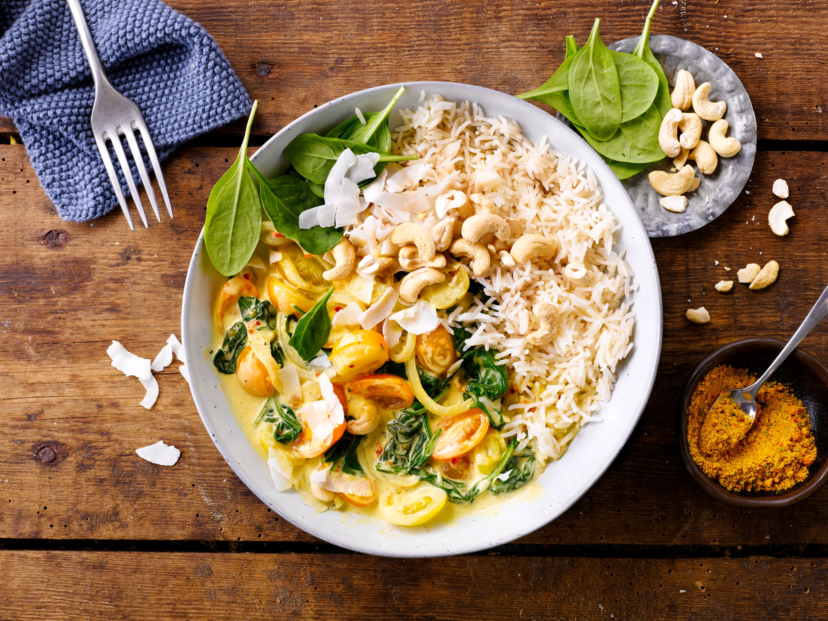 Veganes Kokos-Curry mit Spinat und Tomaten