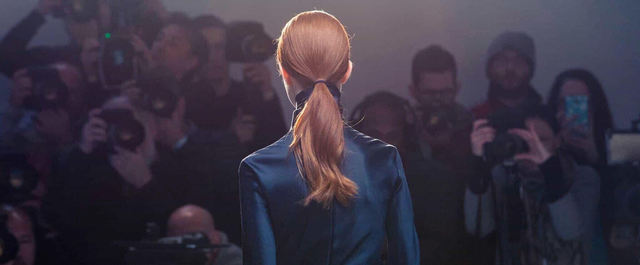 Modelos ubicadas en fila luciendo hermosos peinados mientras una de ellas mira directamente a la cámara.