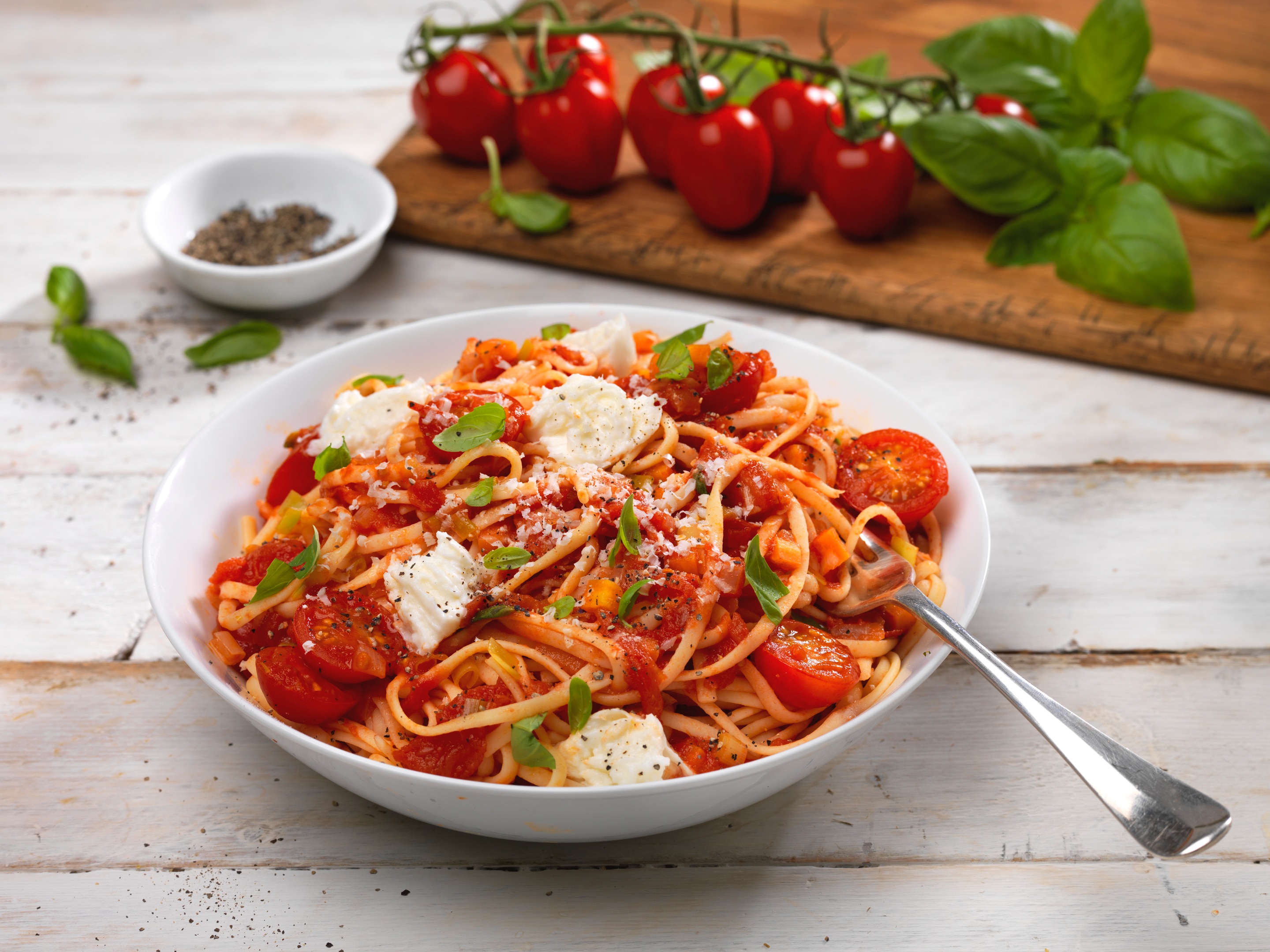 Spaghetti sorrentina with cherry tomatoes and mozzarella