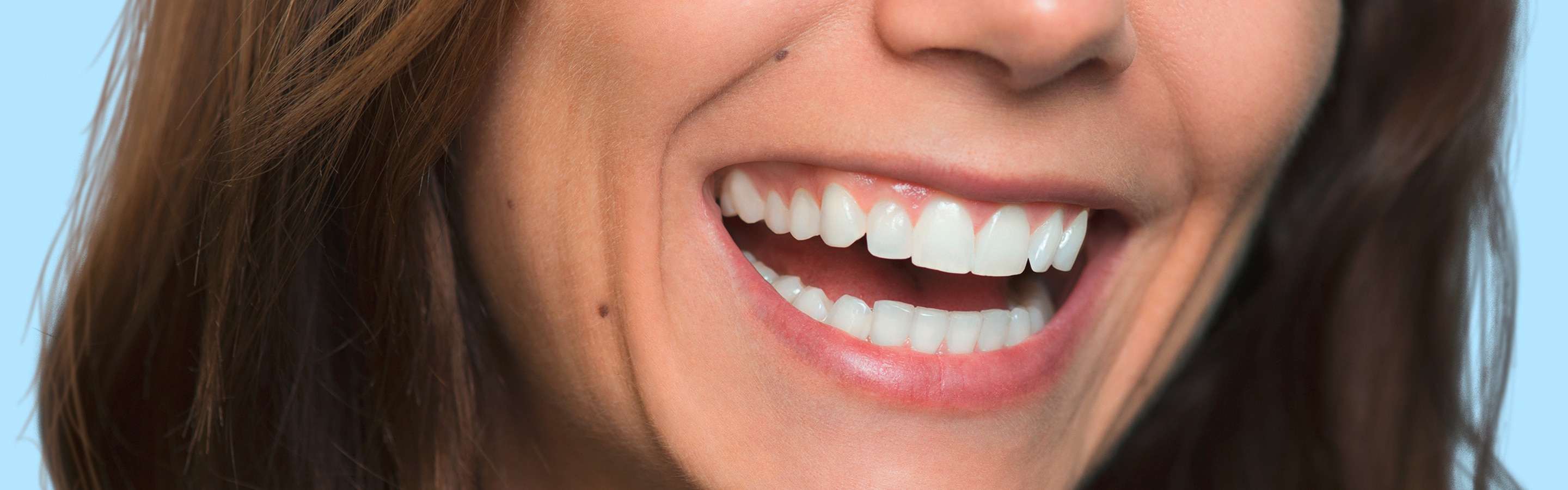 femme heureuse qui sourit avec belles dents blanches
