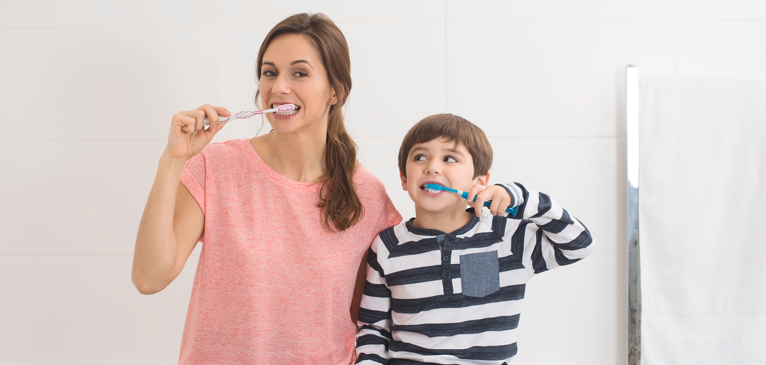 enfant qui se brosse les dents avec ses parents
