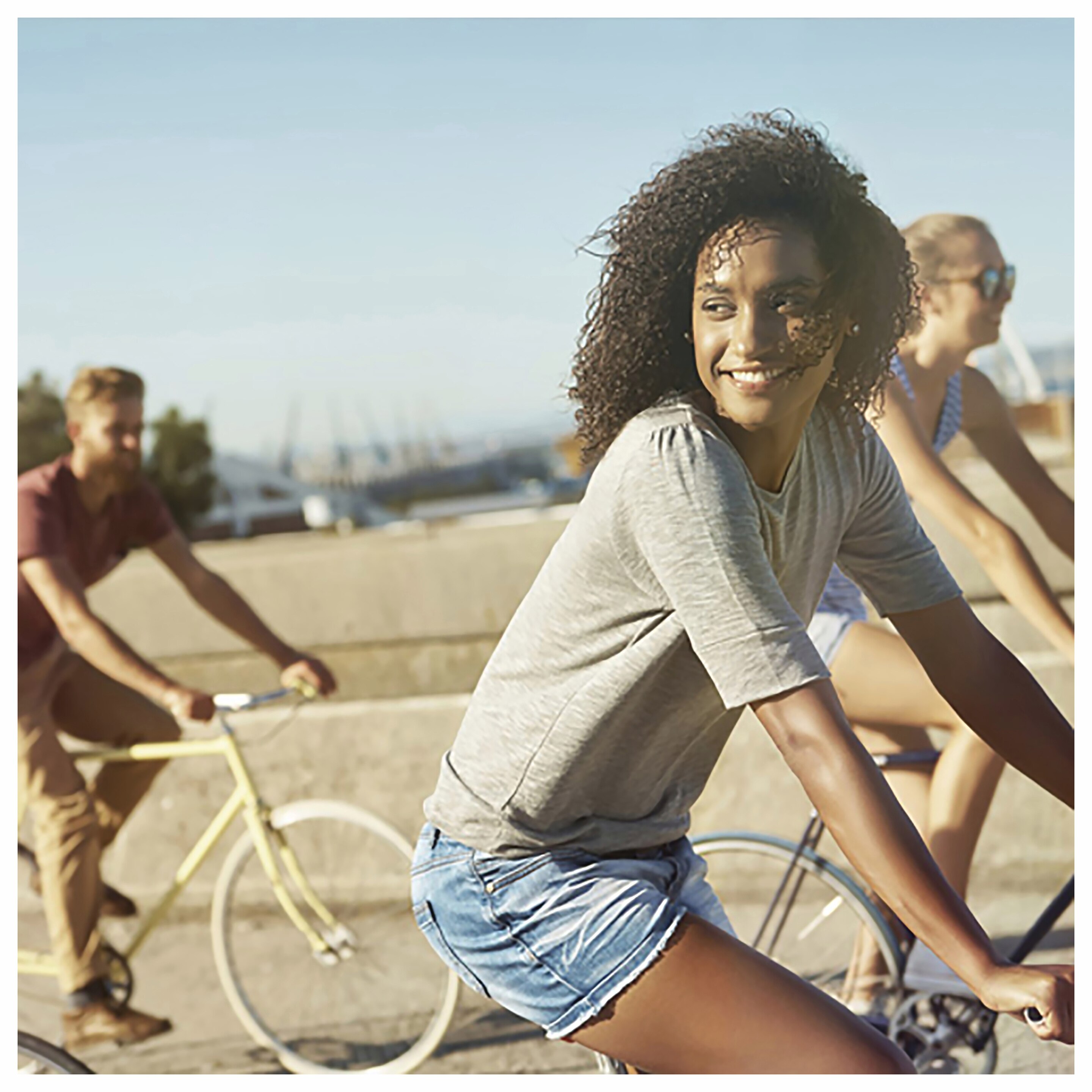 Une femme et deux autres personnes à bicyclette 