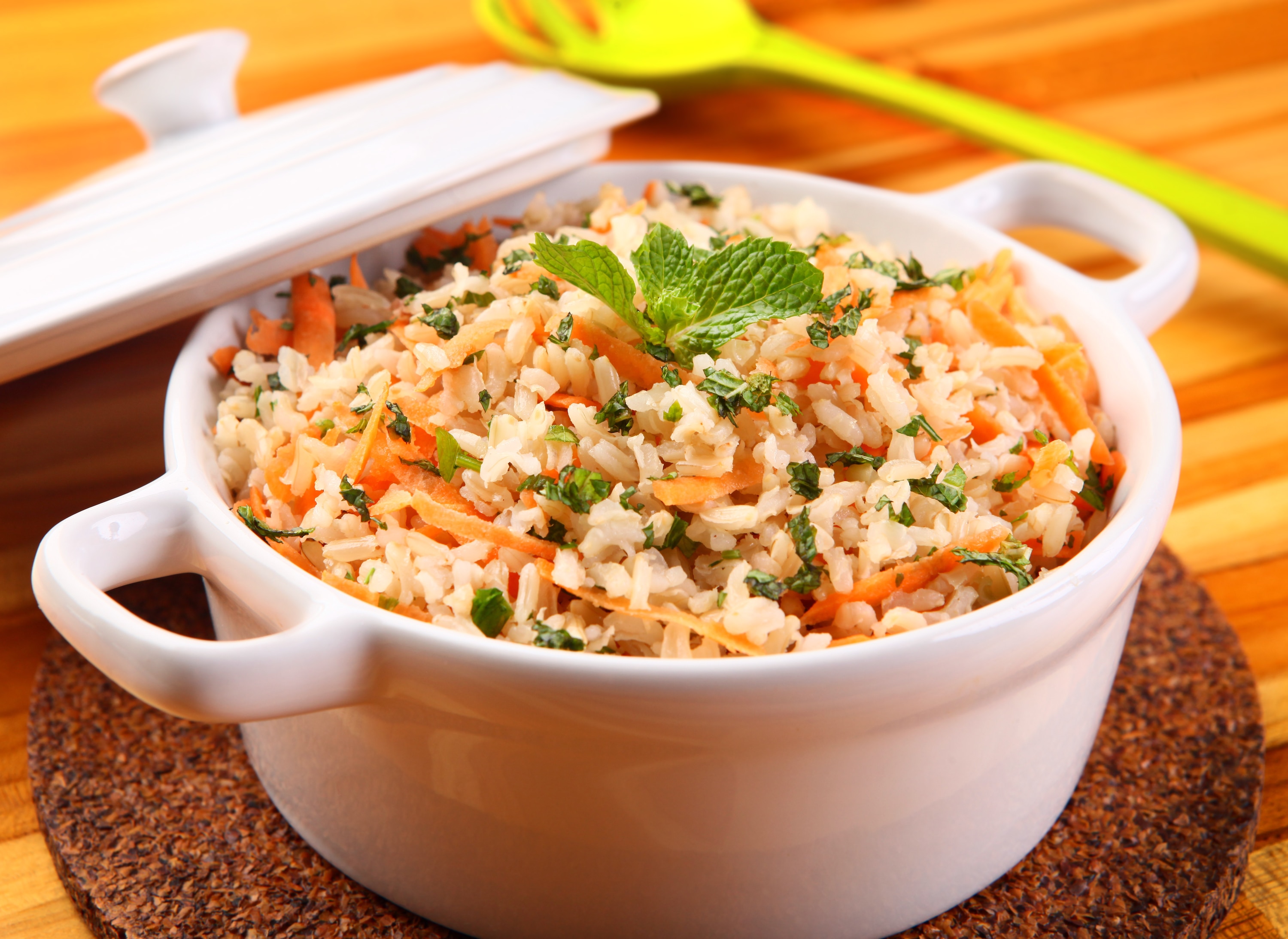 Tigela de arroz integral com cenoura e hortelã, temperado com Knorr