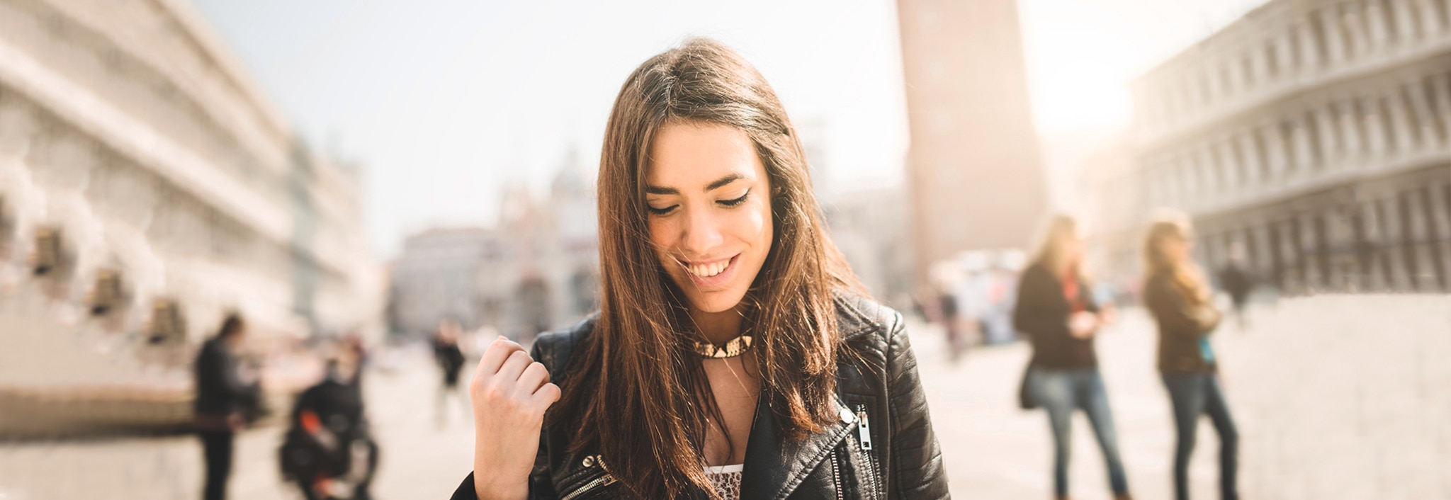 Modelo com cabelo liso longo sorri