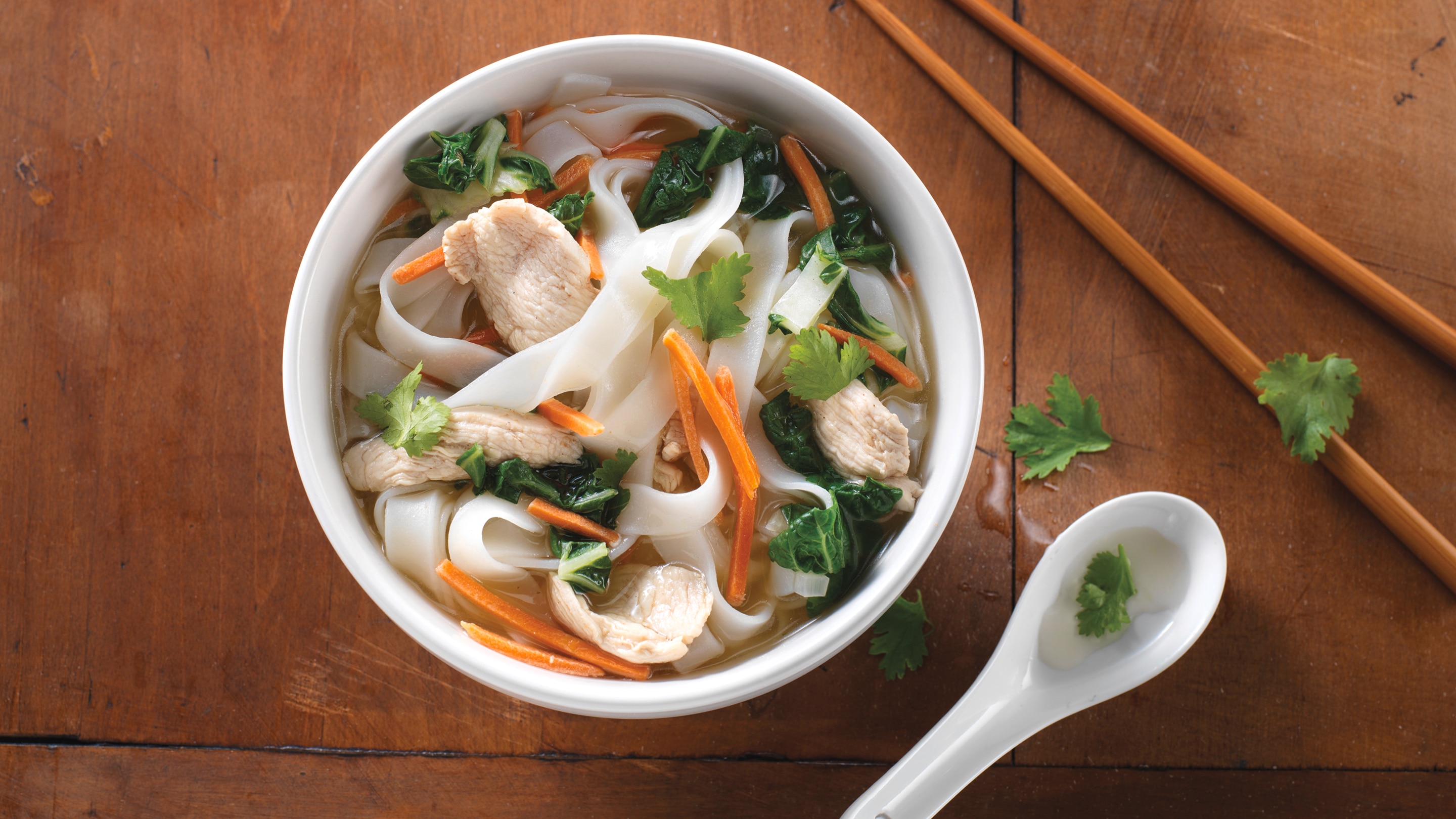 Noddles, chicken, brocoli and carrots in broth