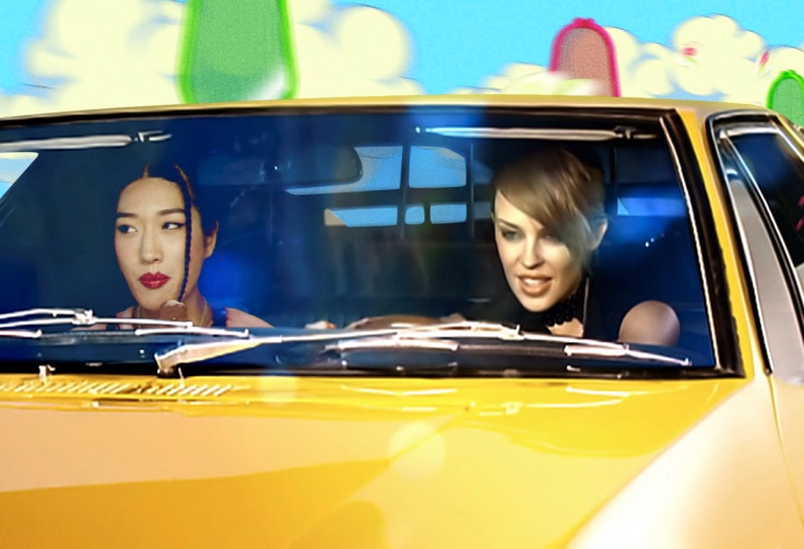 Peggy Gou y Kylie Minogue dentro del icónico coche amarillo
