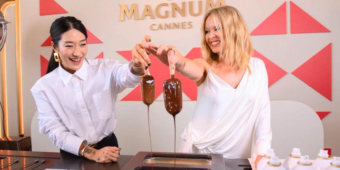 Peggy y Kylie en "dipping bar" de Cannes