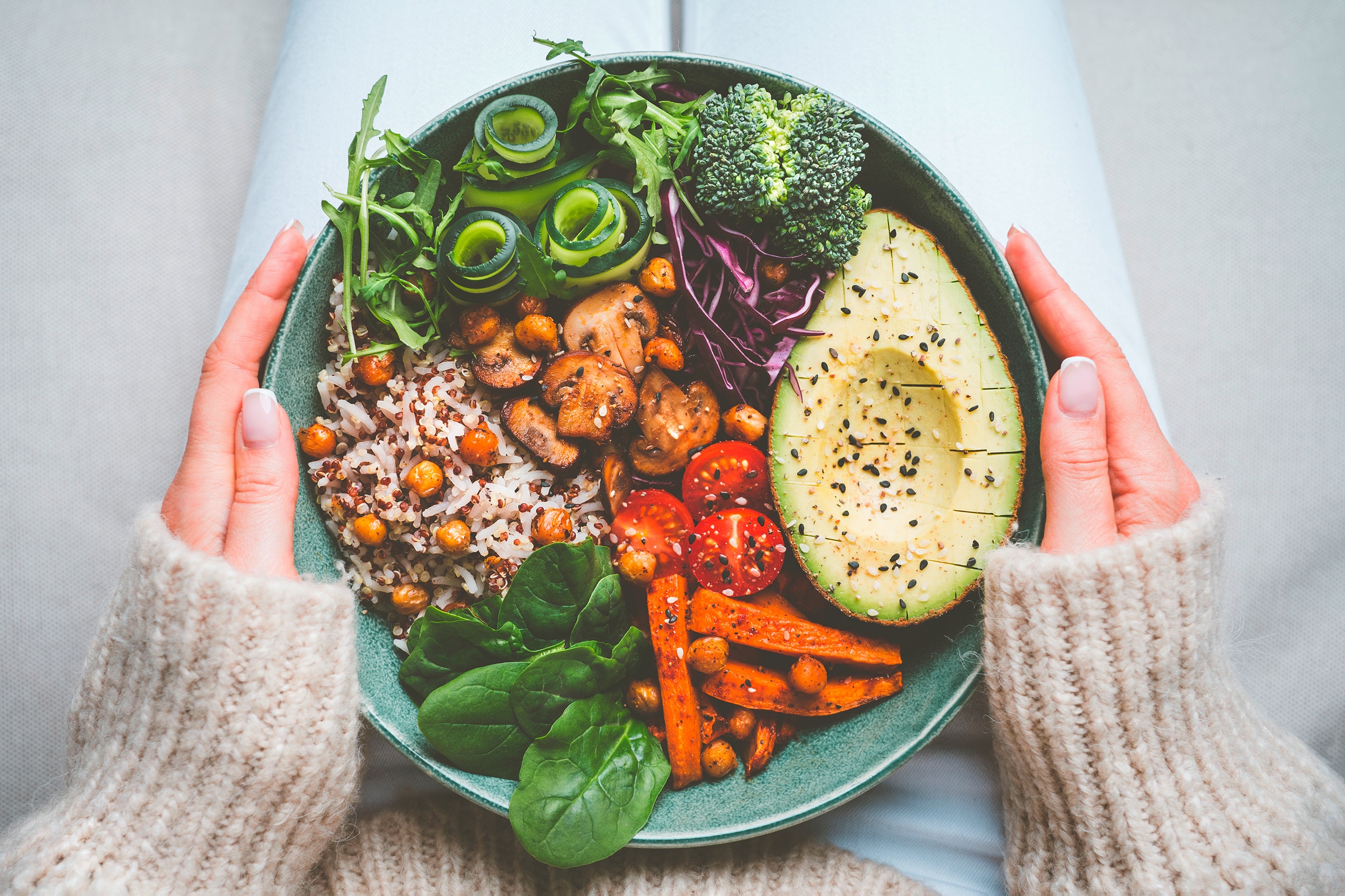 vegane leben- bowl aus bunten veganen Gemüse und Getreidearten