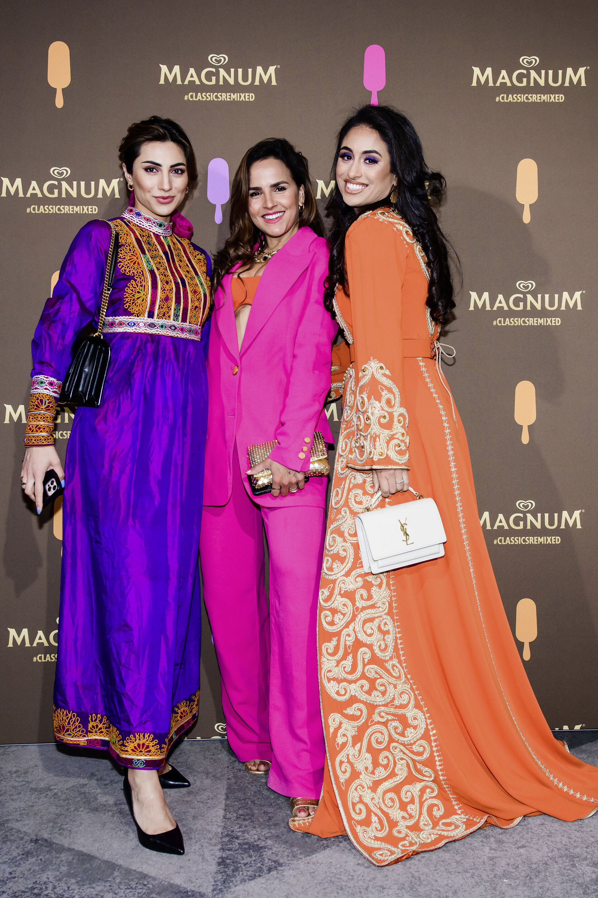 Nargis, Adelia Nerys en Siham poserend voor de Magnum Pleasure Residence