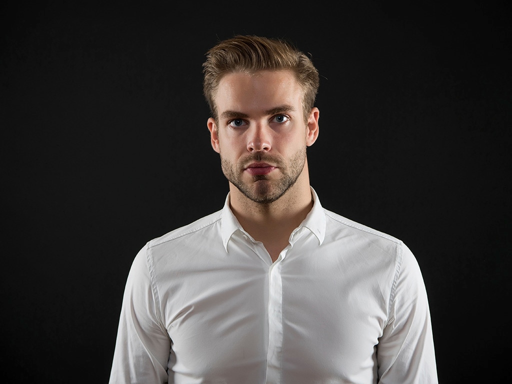 Hombre clásico rubio lucindo un peinado estilizado con gel