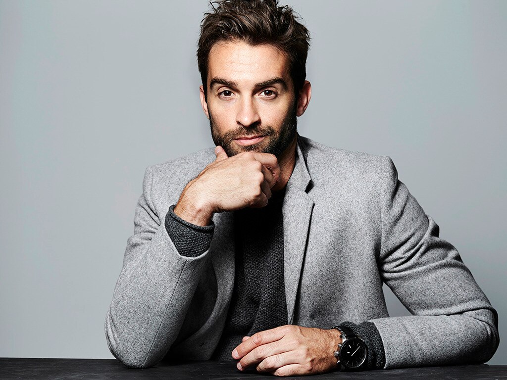 Hombre eGo con peinado moderno lateral posando hacia la cámara. 