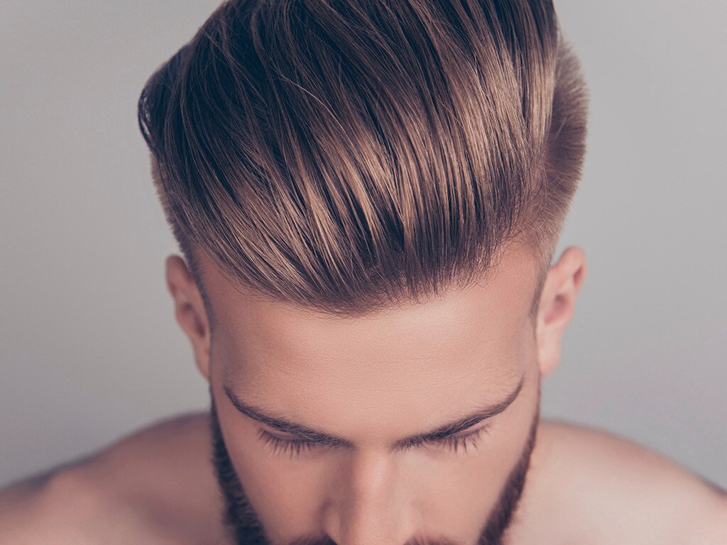 Peinado para hombres con pelo liso, enfocando el detalle del acabado en el pelo 