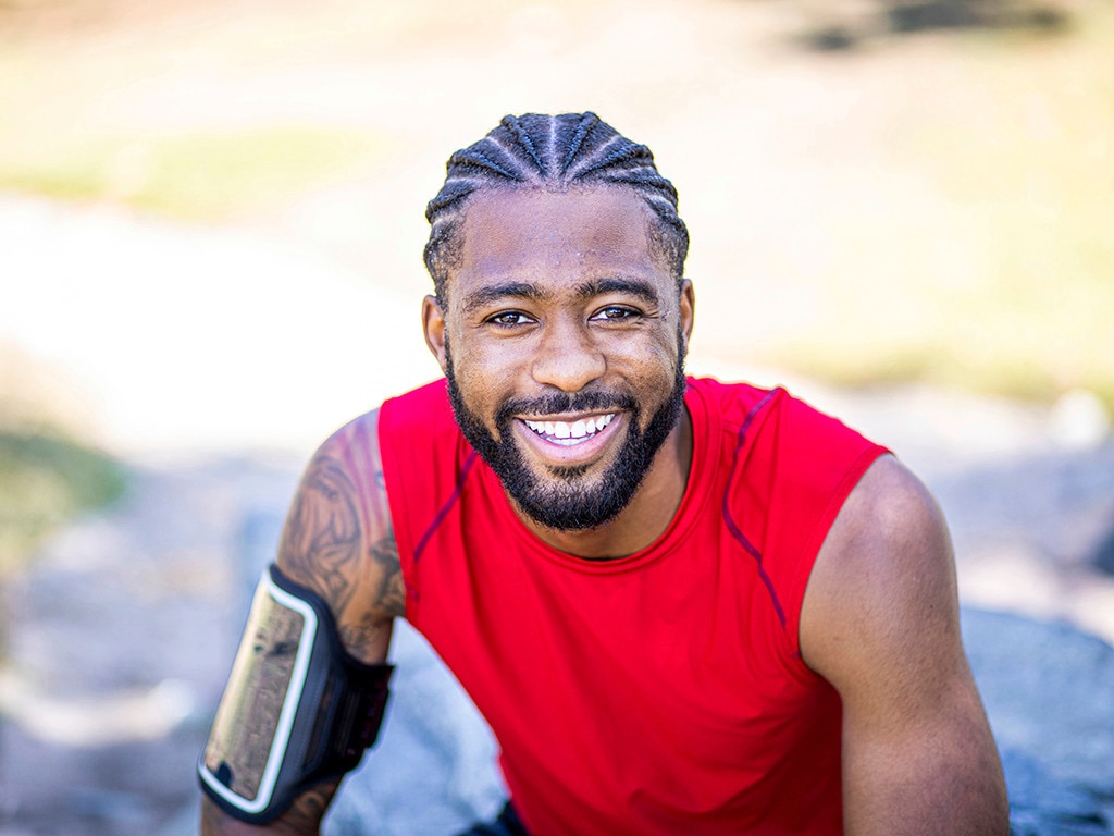 Hombre con trenzas africanas haciendo ejercicio en el parque 